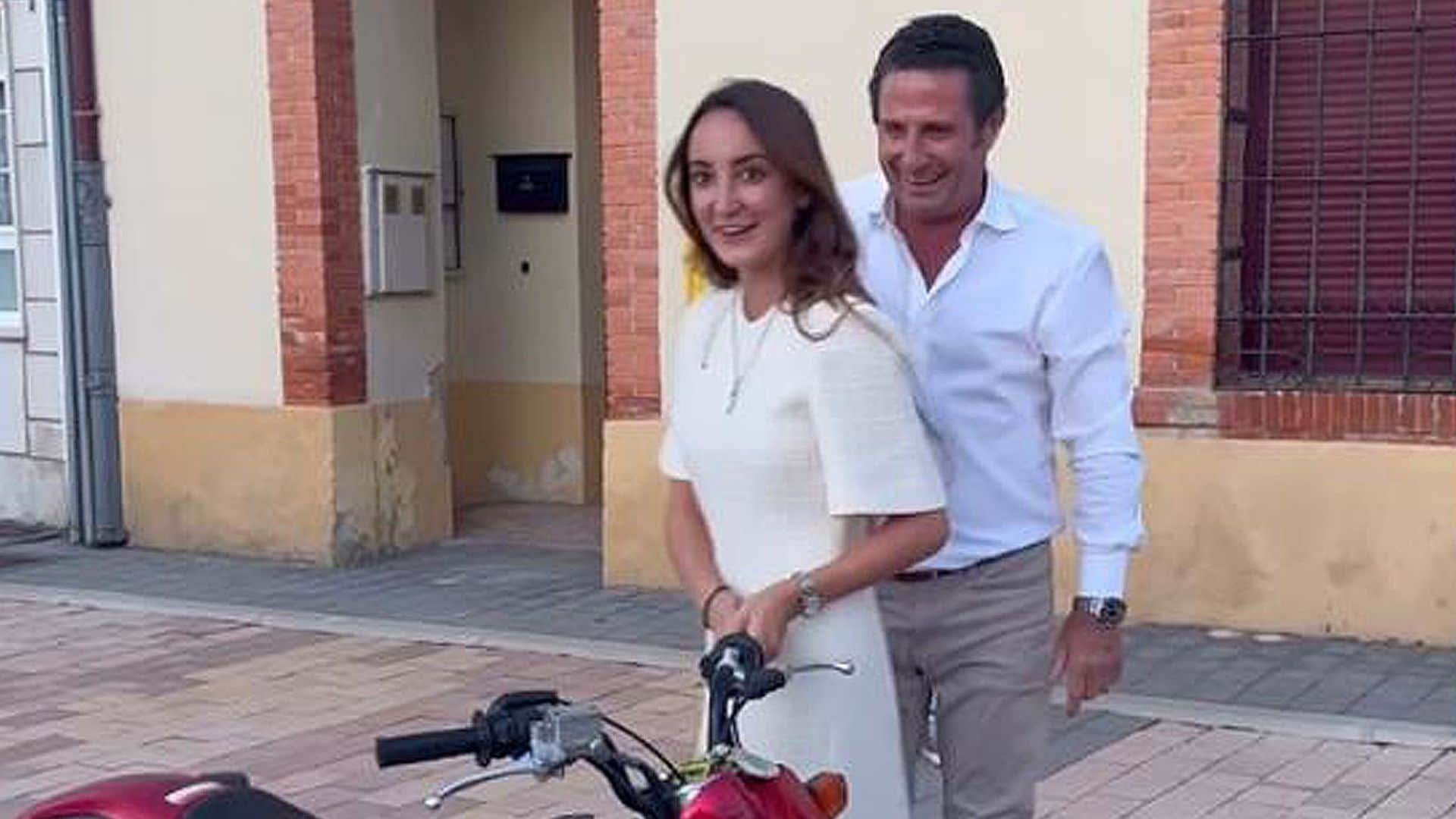 En la plaza del pueblo y con un regalo sorpresa, la original preboda de Lucía Pombo y Álvaro López Huerta