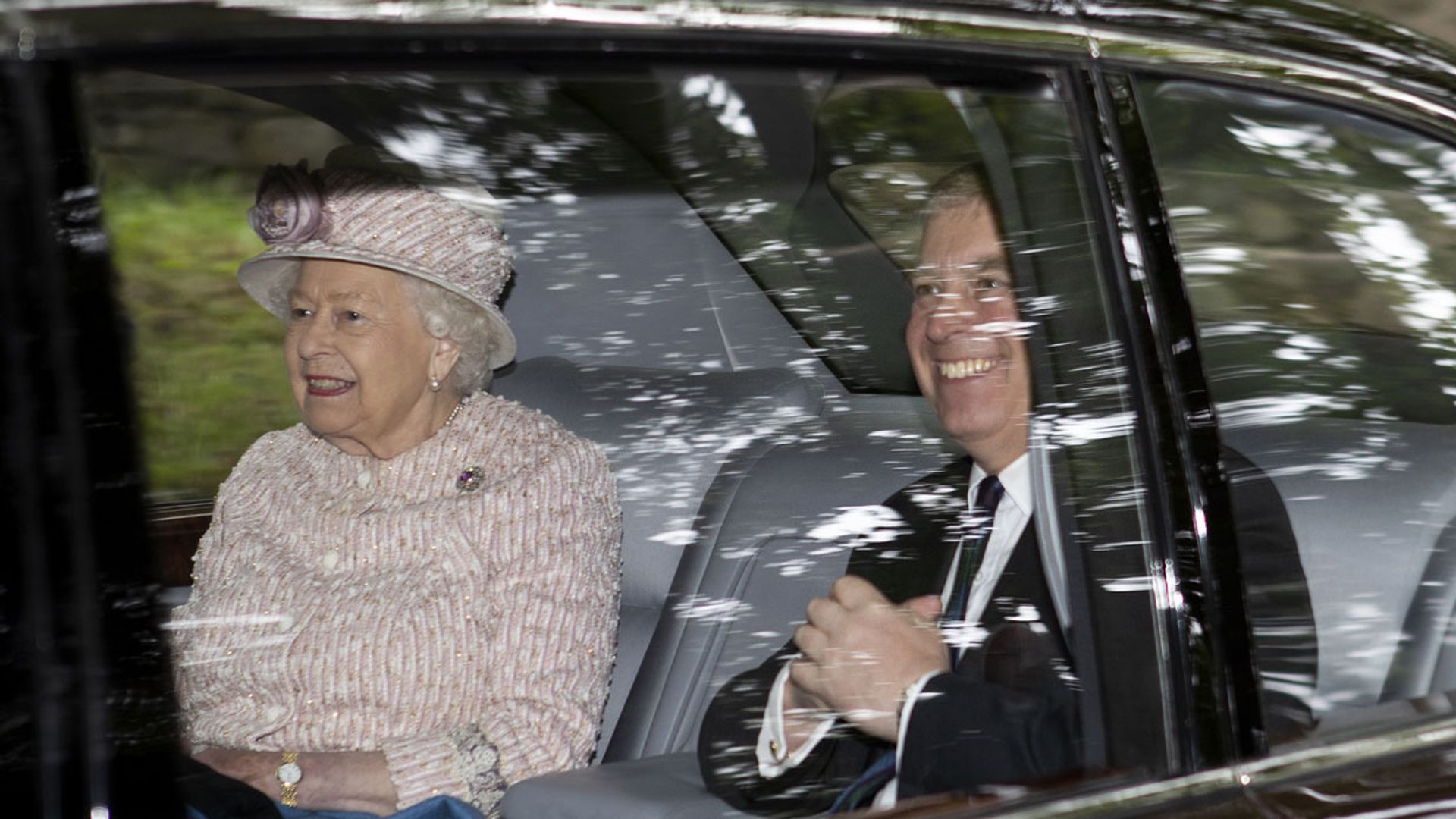 El príncipe Andrés y Sarah Ferguson visitan a la reina Isabel en Balmoral (y no han sido los únicos)