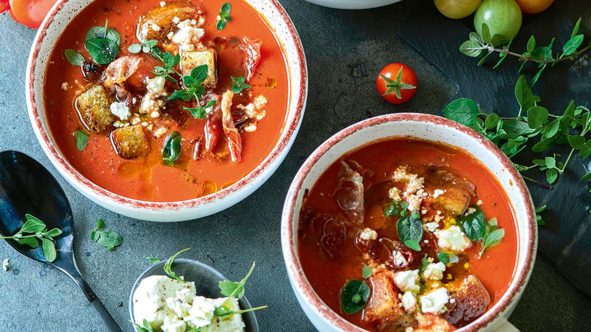 Sopa de tomate con queso feta, jamón y picatostes