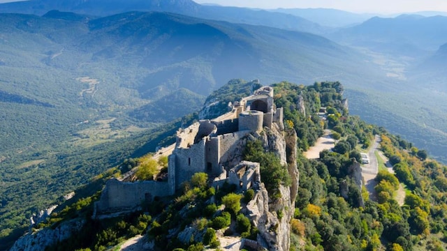 castillo cataro de peyrepertuse en el sur de francia