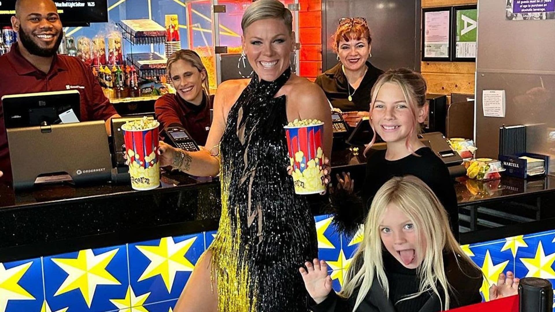 El recuerdo a Olivia Newton-John y las palomitas en familia de Pink: el 'backstage' de los American Music Awards