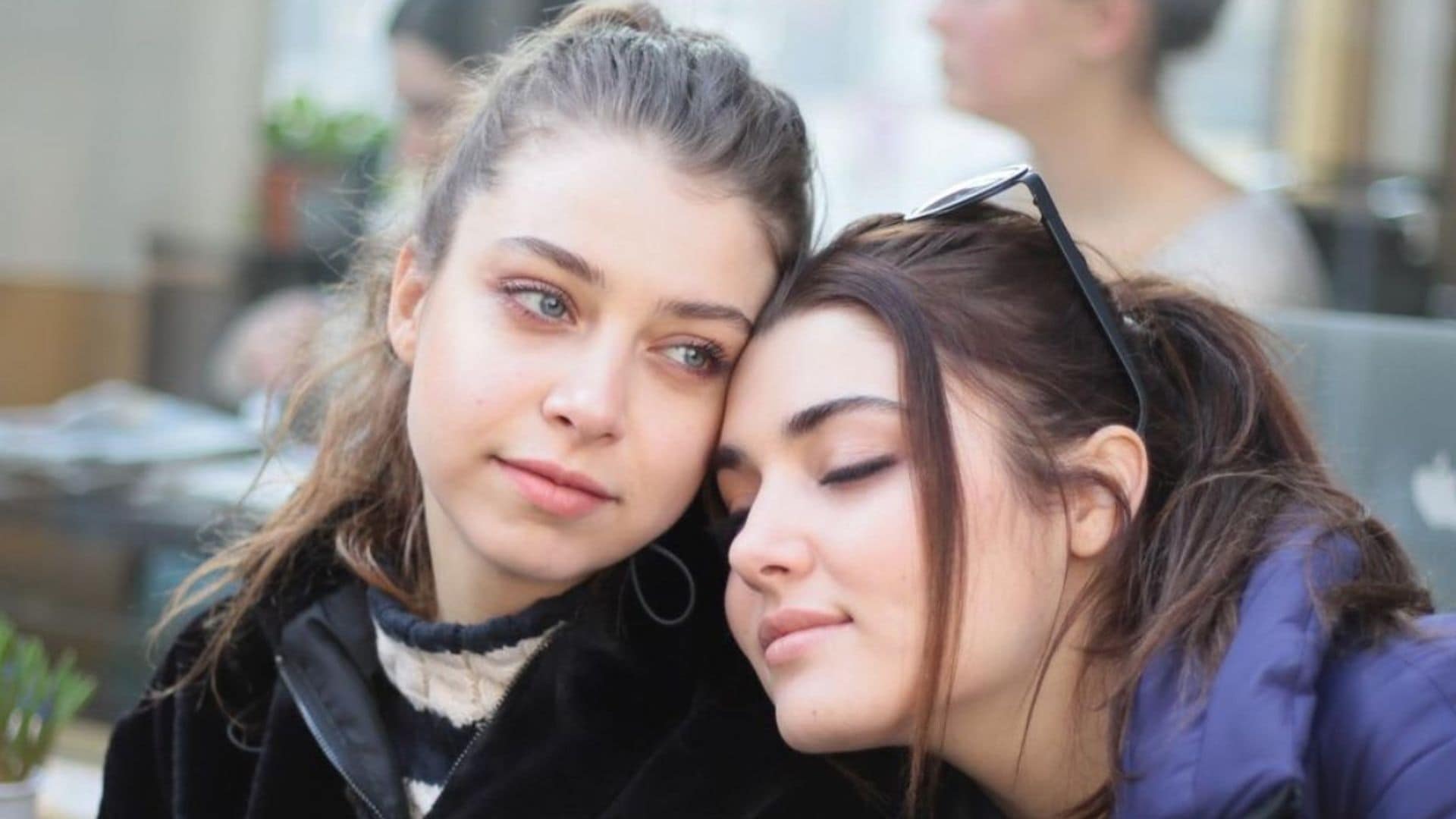 Hande Erçel ('Love is in the air') y su hermana, más unidas que nunca en un momento delicado para la familia