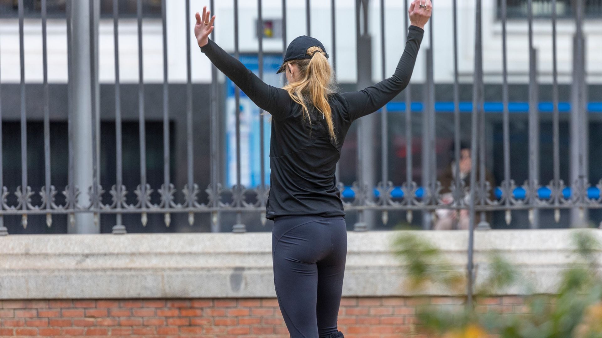 Amber Heard estirando en el Retiro