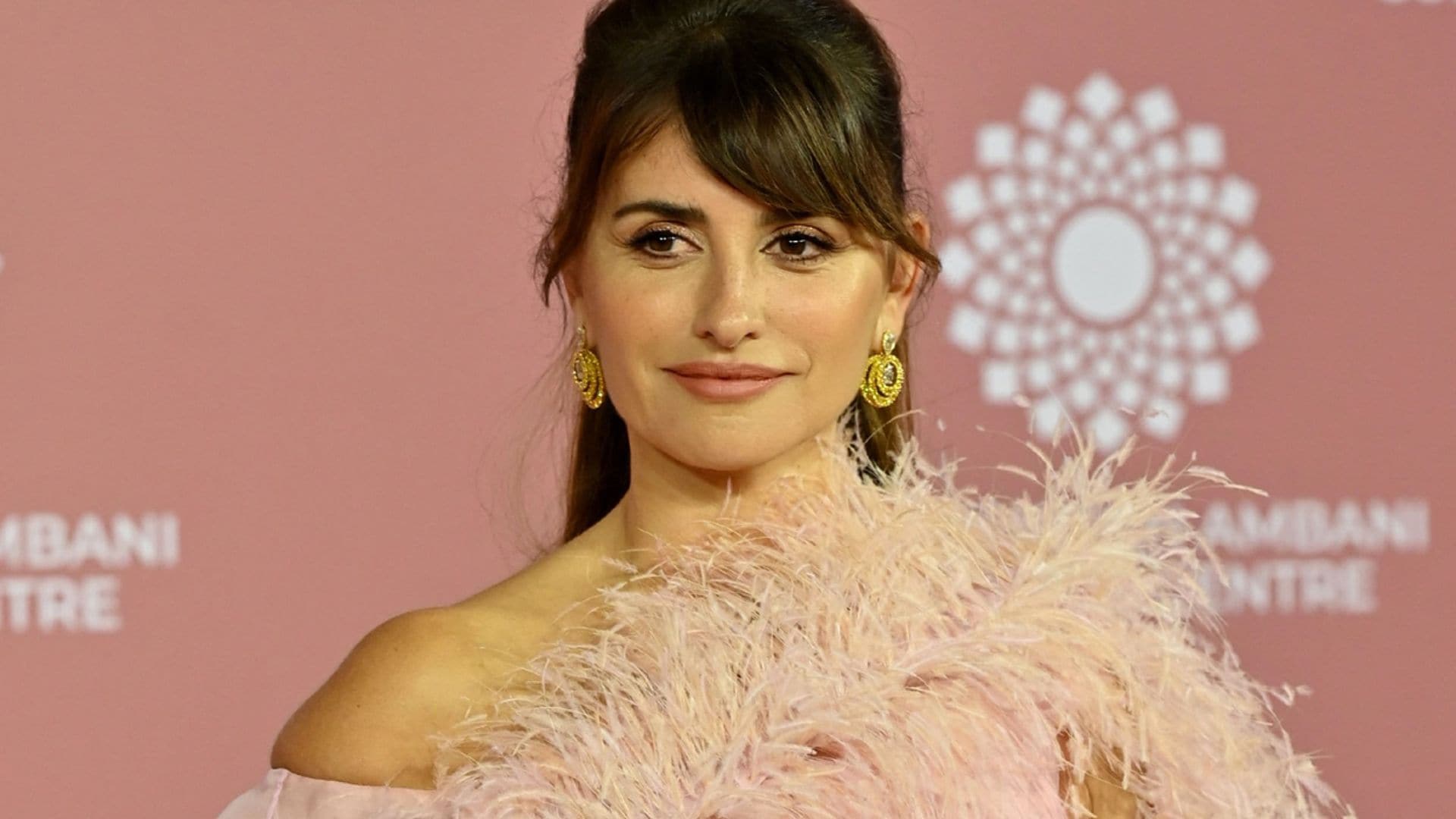 Penélope Cruz impacta en Bombay con un espectacular vestido de plumas