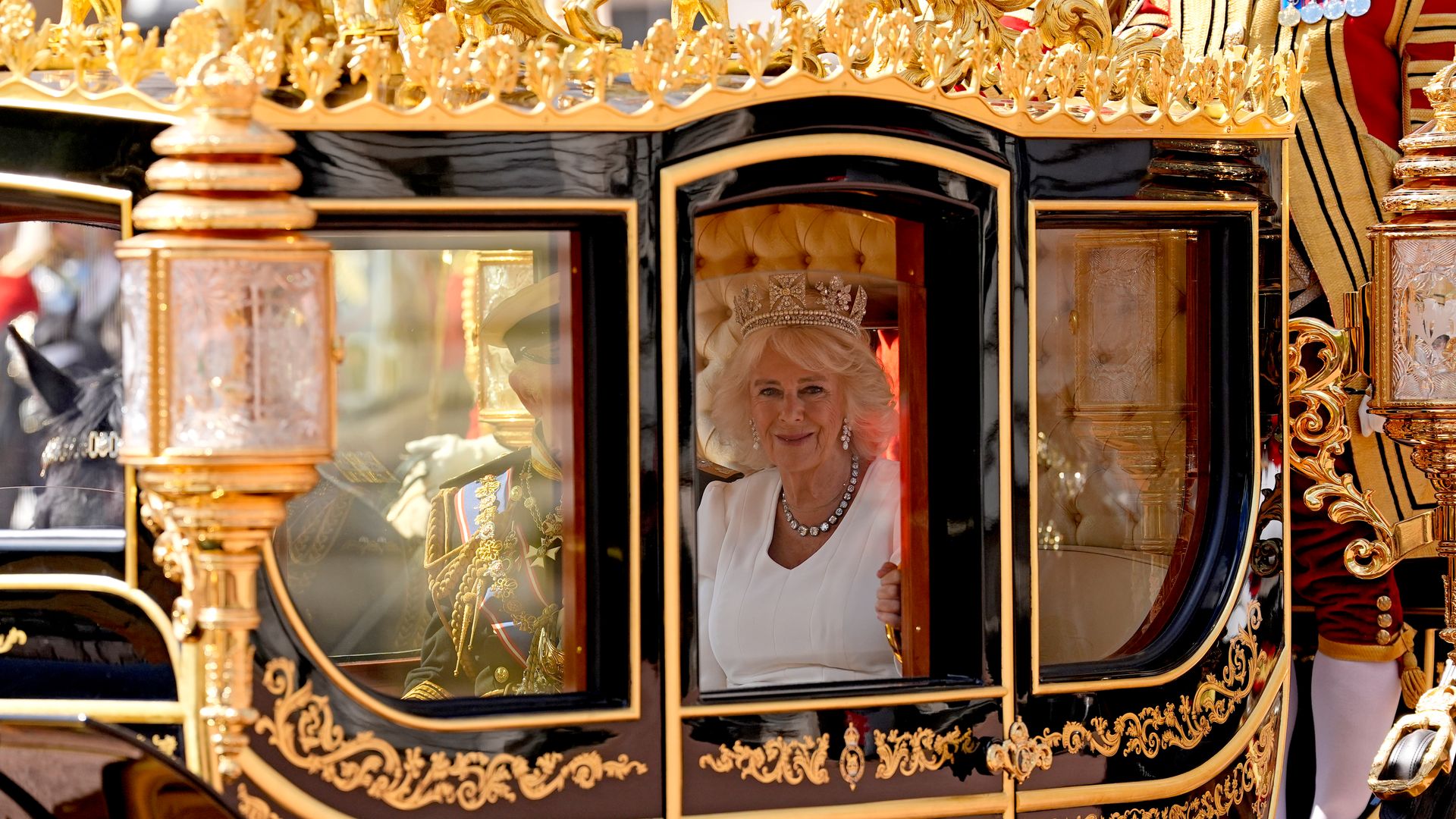 Carlos III y la reina Camilla salen del Palacio de Buckingham para la Apertura del Parlamento británico el 17 de julio de 2024
