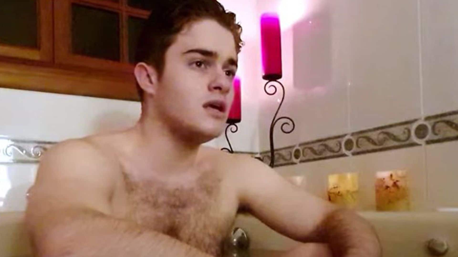 Gèrard canta en el pase de micros… ¡En la bañera!