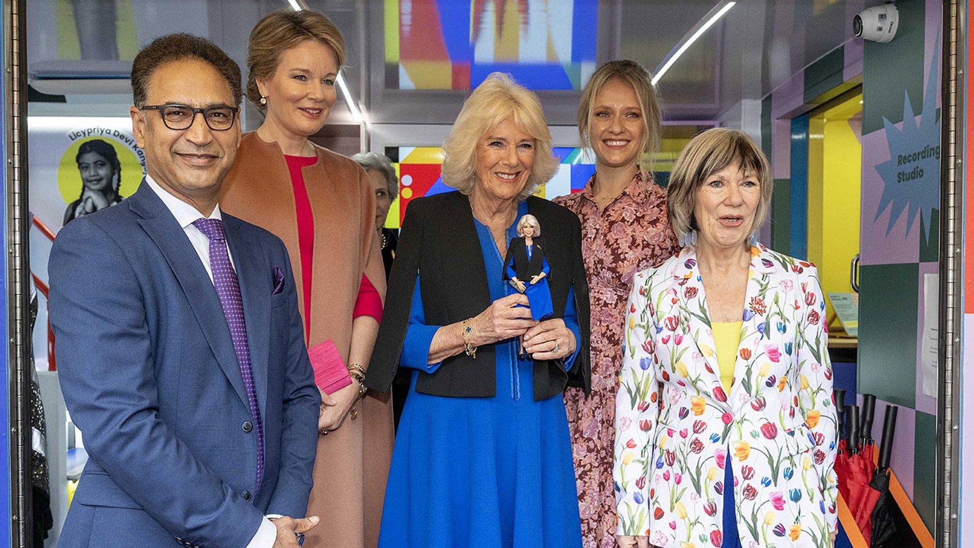 La reina Camilla posa con la 'Barbie Camilla' y bromea: 'Me han quitado 50 años'