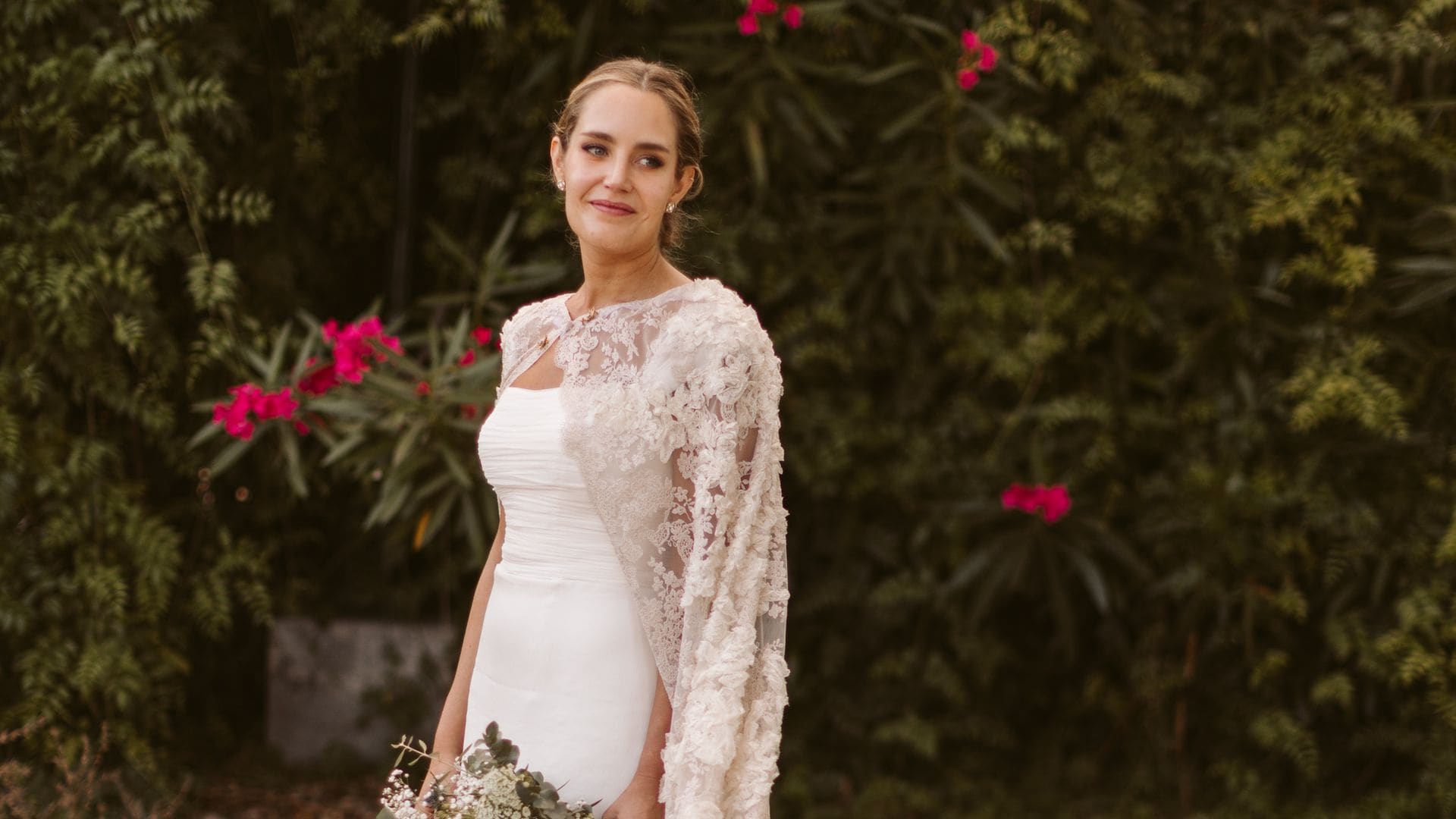 Patricia, la novia del vestido sencillo y larga capa estampada italiana que se casó en Jerez de la Frontera