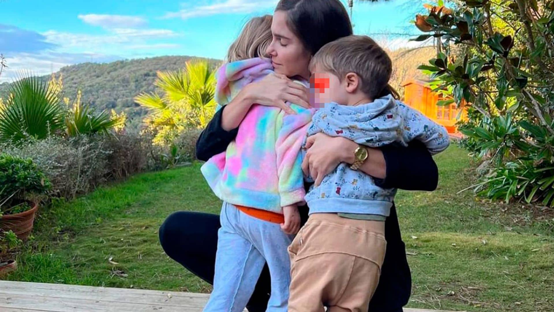 La emotiva despedida de Natalia Sánchez con sus hijos por su viaje de trabajo a Albania