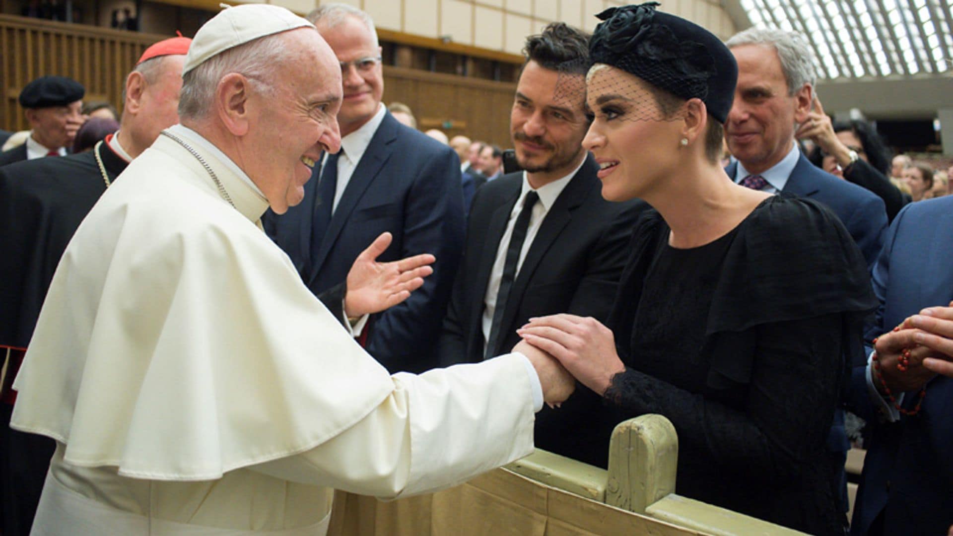 Katy Perry y Orlando Bloom oficializan su relación en un encuentro con el Papa Francisco