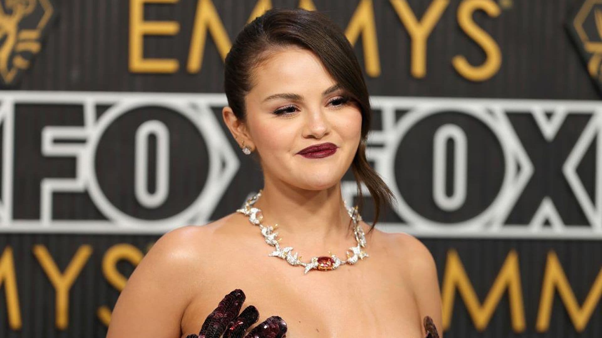 El impactante collar de diamantes de Selena Gomez durante los Emmys 2024