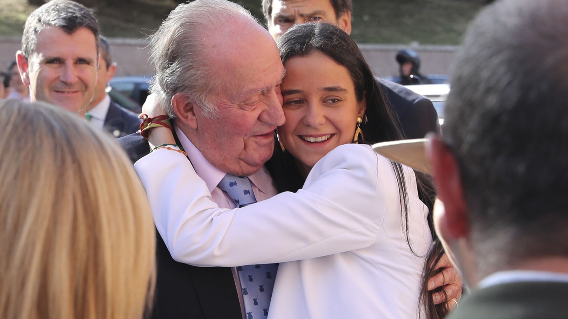 El tierno abrazo de Victoria Federica a don Juan Carlos en Las Ventas