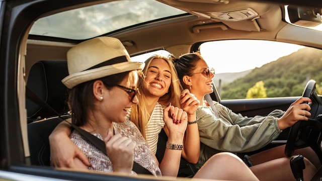 adolescentes haciendo un viaje en coche