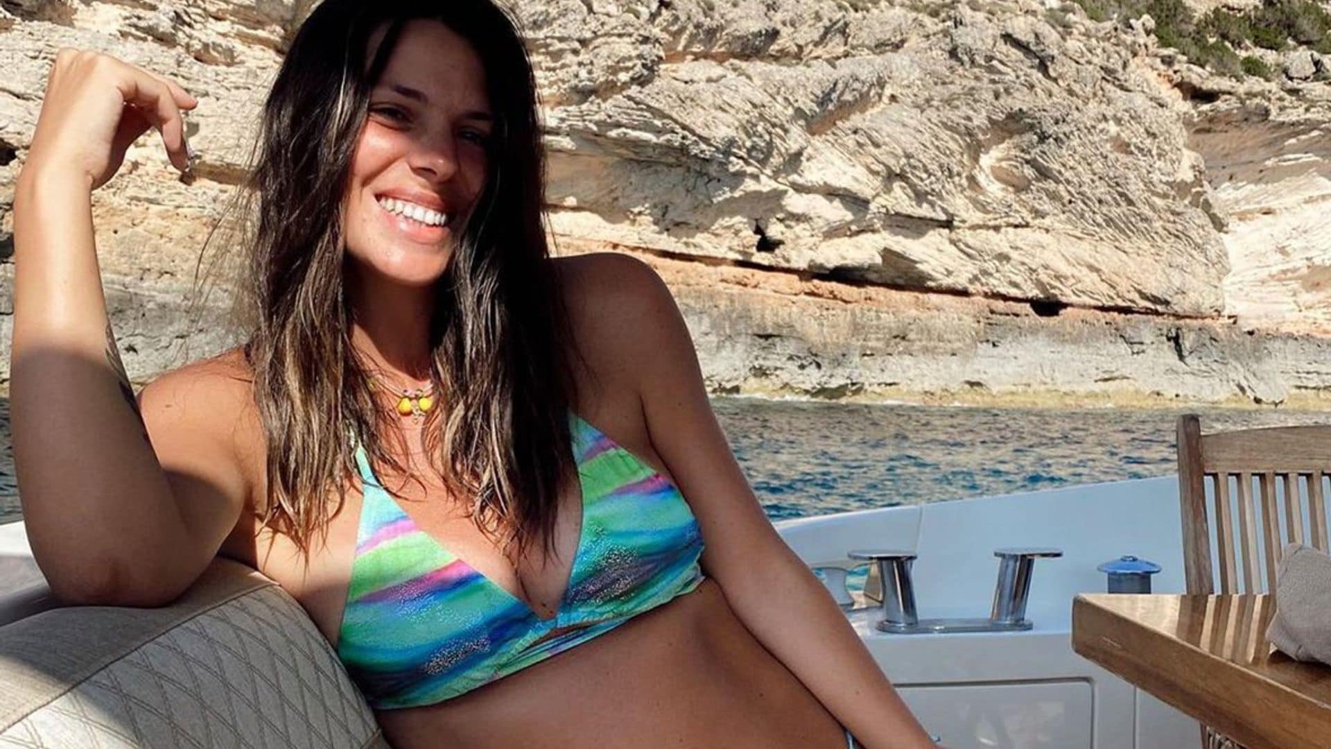 Laura Matamoros presume de primeras curvas premamá en la playa