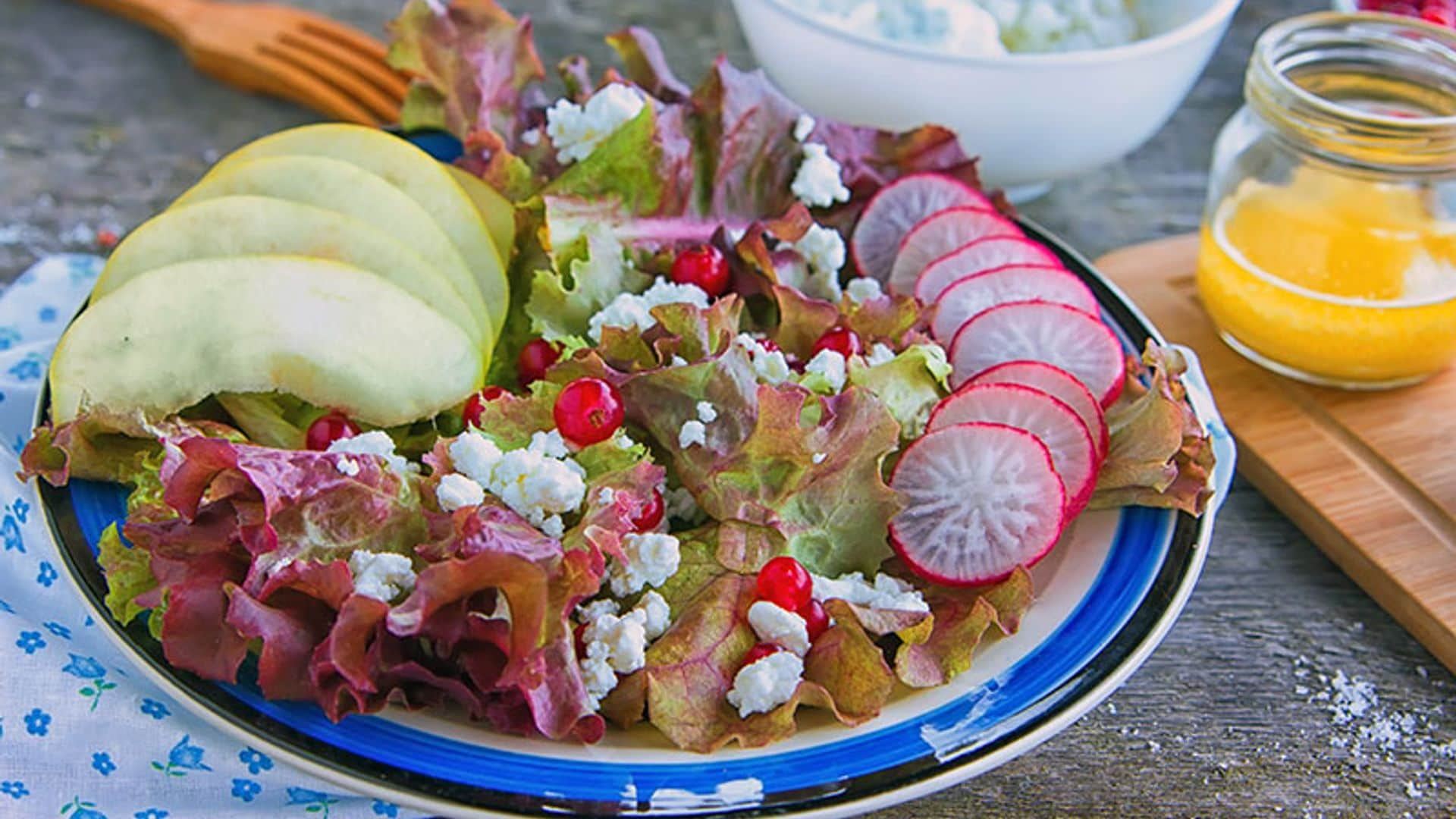 Ensalada de 'lollo rosso', manzana, rábano y queso 'ricotta'