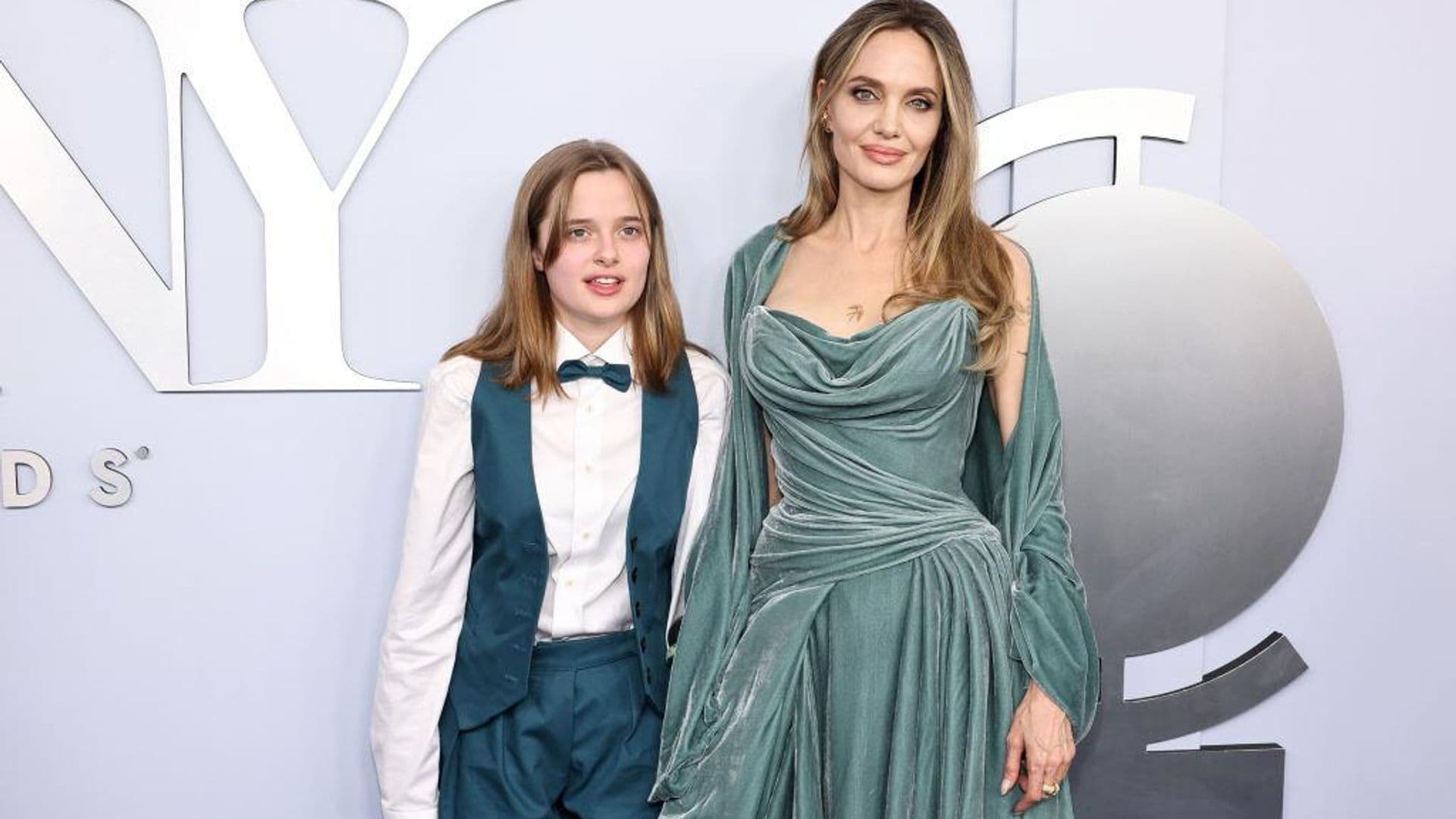 Angelina Jolie se coordina con su hija Vivienne para atender a los Tony Awards