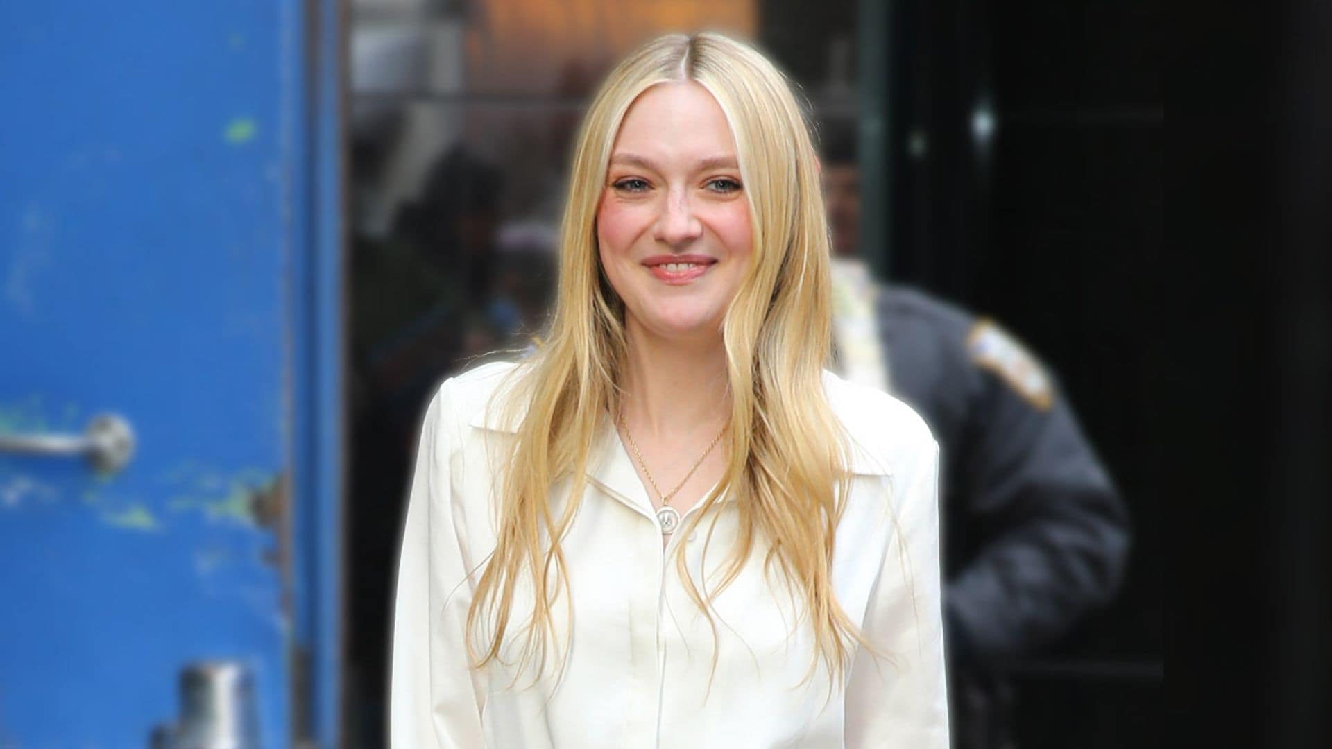 Vuelve la falda-pareo y ahora se lleva con el truco de Dakota Fanning en Nueva York