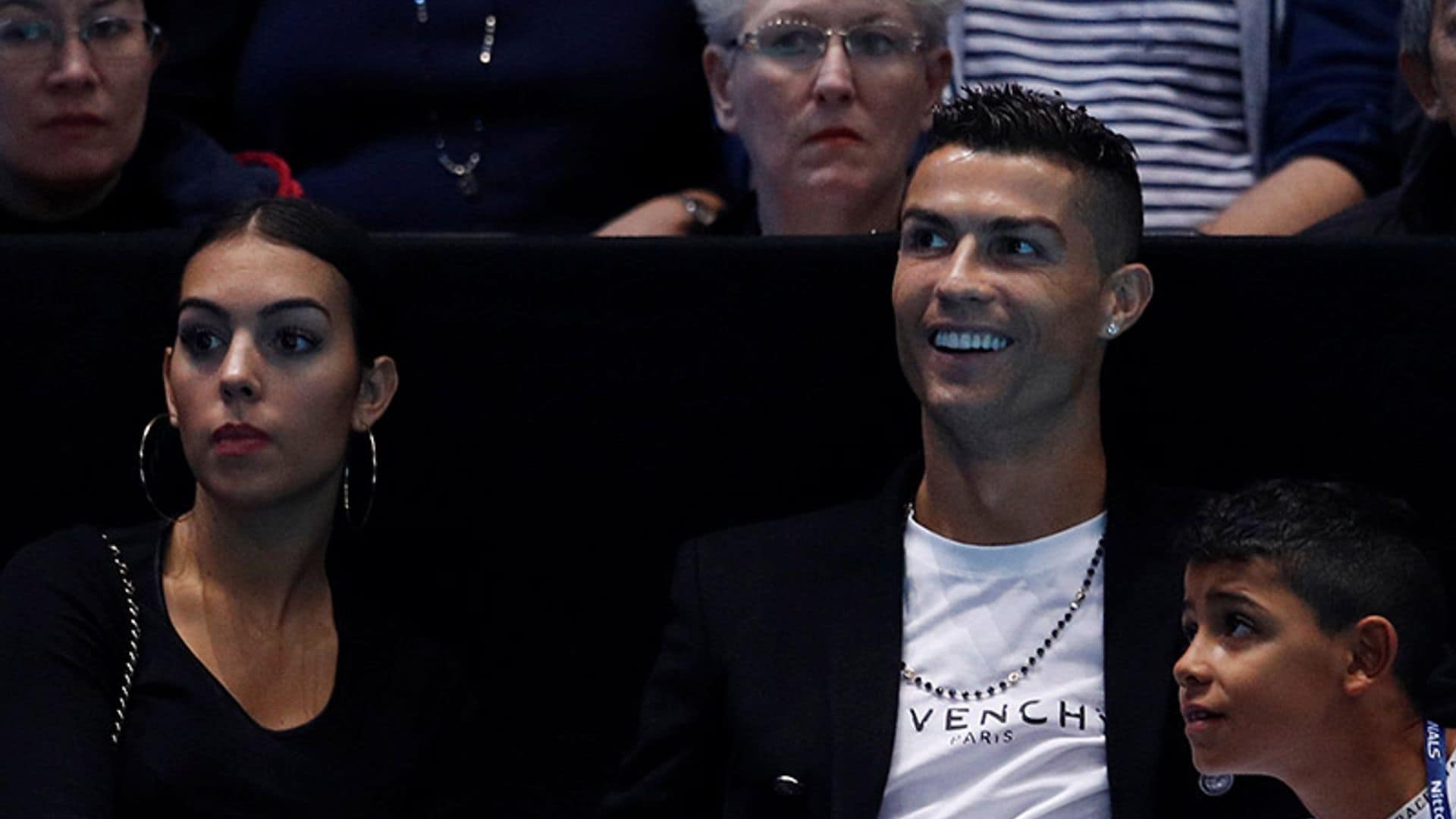 Besos, risas y hasta un 'pelotazo'... Georgina y Cristiano disfrutan de una frenética jornada en el tenis