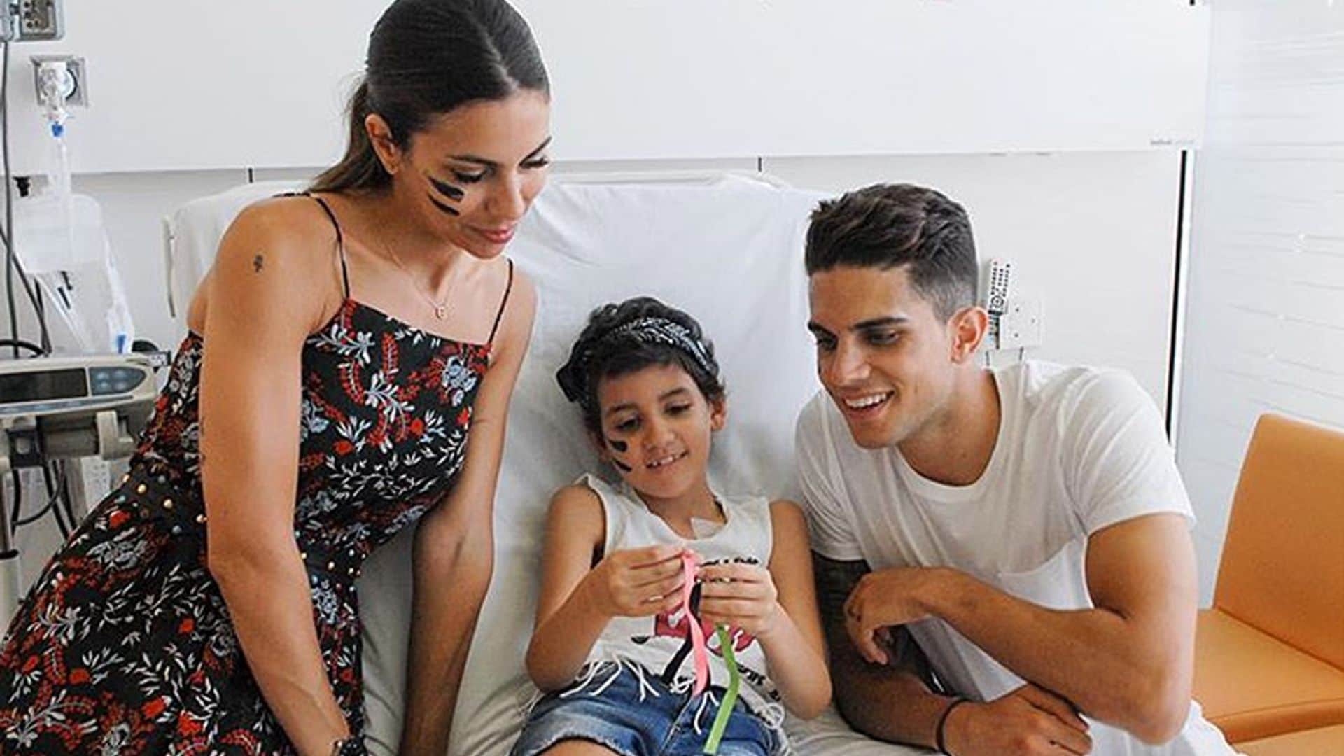 Tras su luna de miel, Marc Bartra y Melissa Jiménez cumplen su promesa