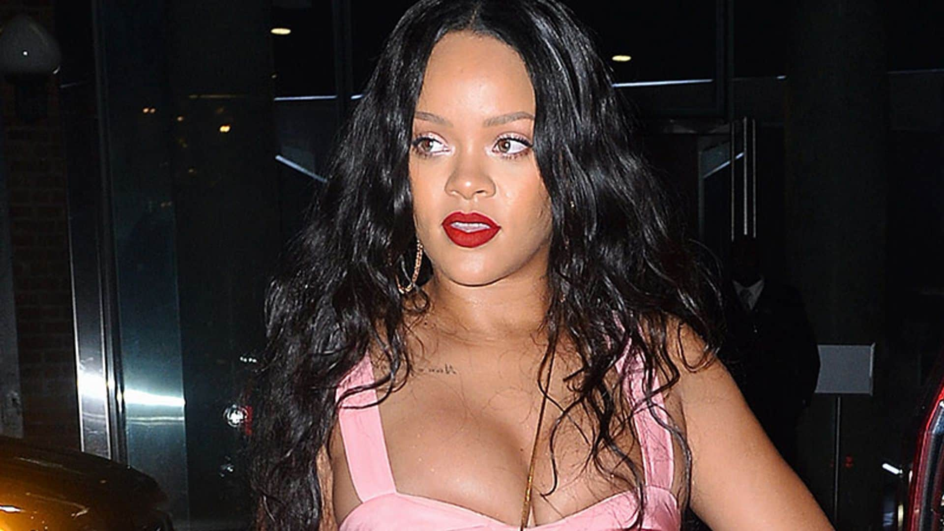 Rihanna arriesga con un 'look' extra-rosa en su última salida