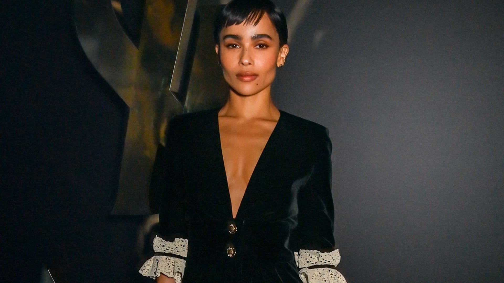 De París a Londres: el vestido de terciopelo sostenible de Zoë Kravitz