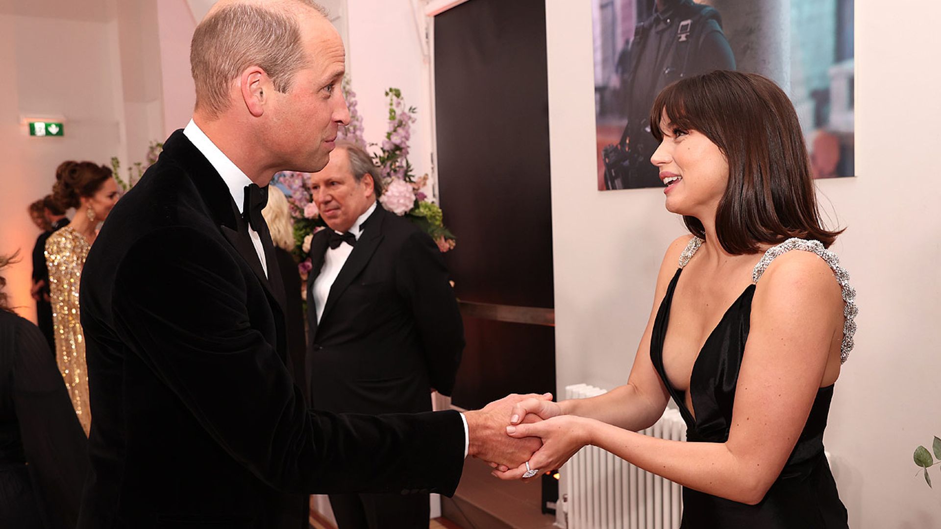 La gran noche de Ana de Armas, de estreno con los duques de Cambridge, el príncipe Carlos y Camilla