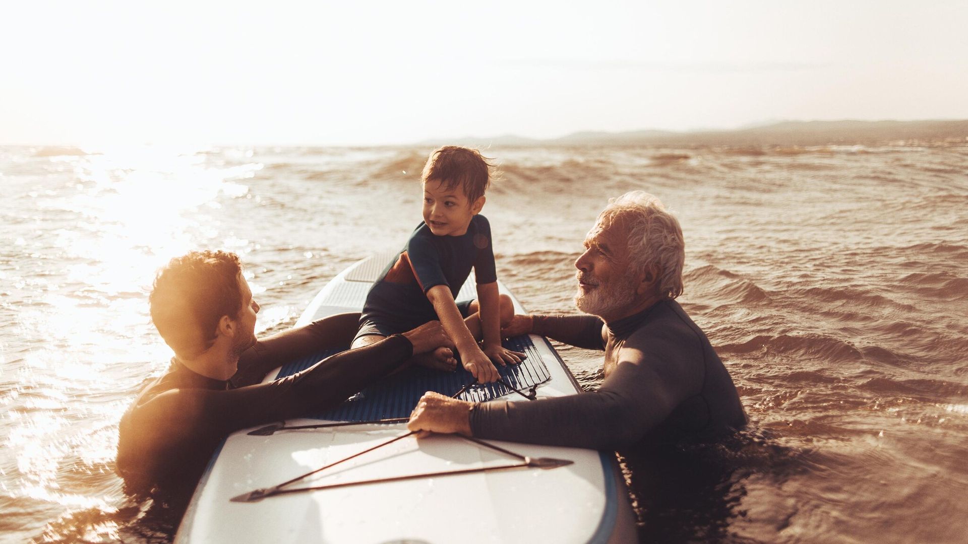 abuelo padre e hijo surfeando puede afectar nuestra propia infancia a la crianza 