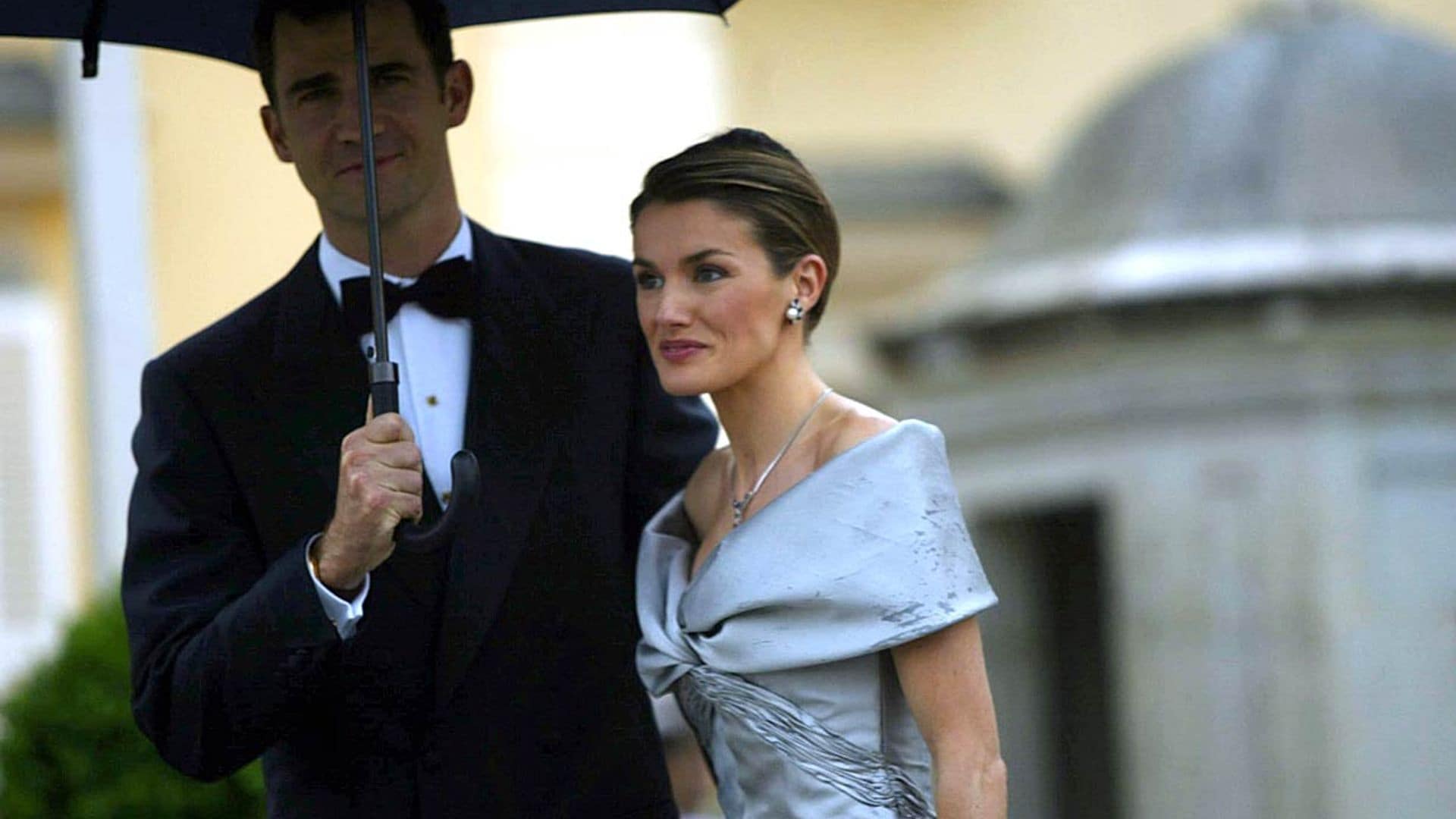 El vestido 'Cenicienta' de doña Letizia y otros looks vistos en su preboda hace 18 años