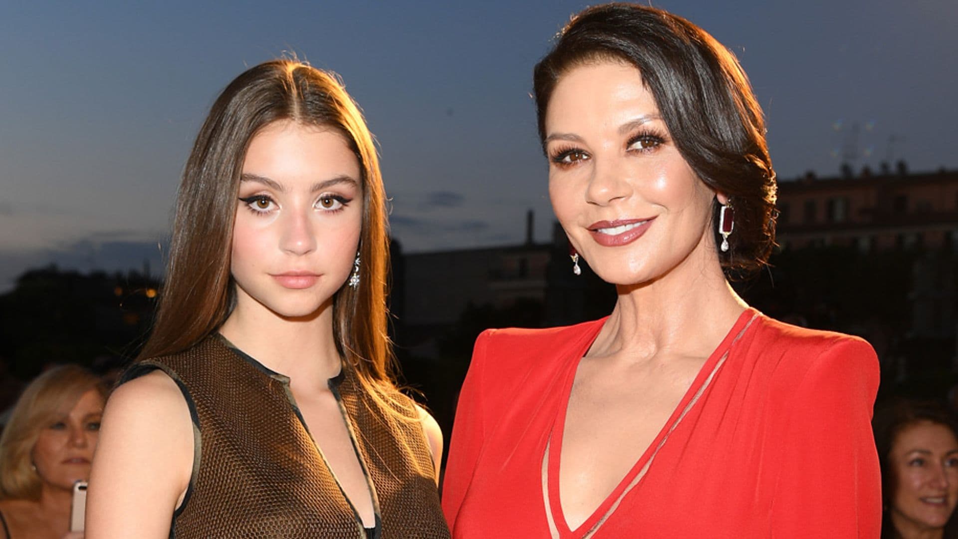 La hija de Catherine Zeta-Jones se ve mayor y glamorosa en el desfile de moda de Fendi