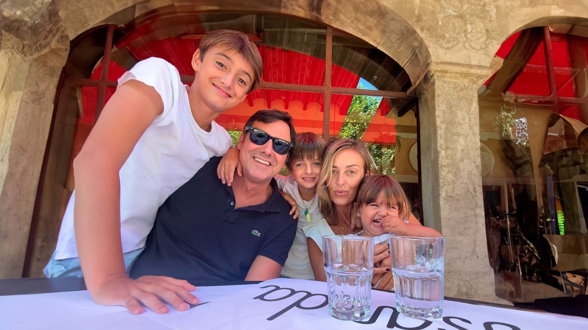 La escapada al norte de Ion Aramendi con su mujer y sus tres hijos con parada en un conocido restaurante