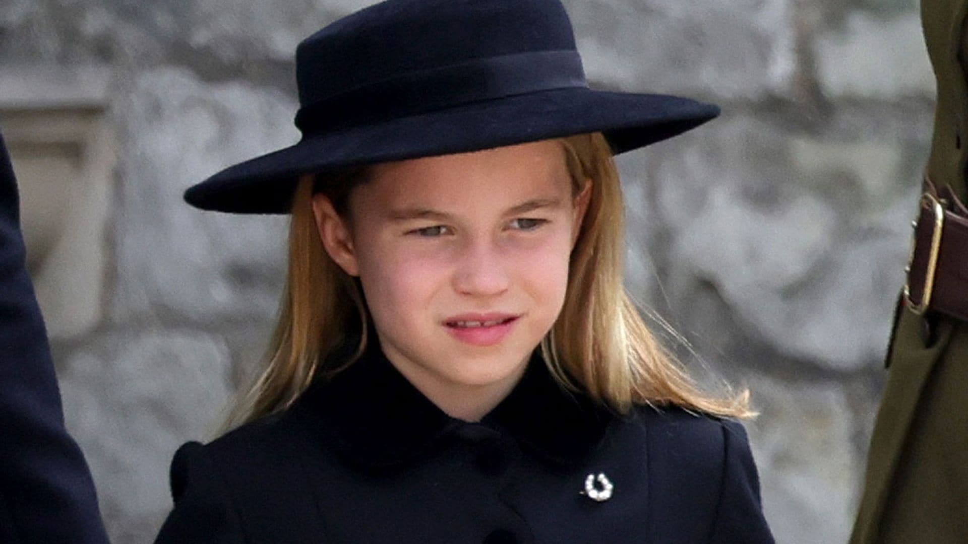 La historia detrás del broche que la princesa Charlotte llevó en el funeral de su bisabuela