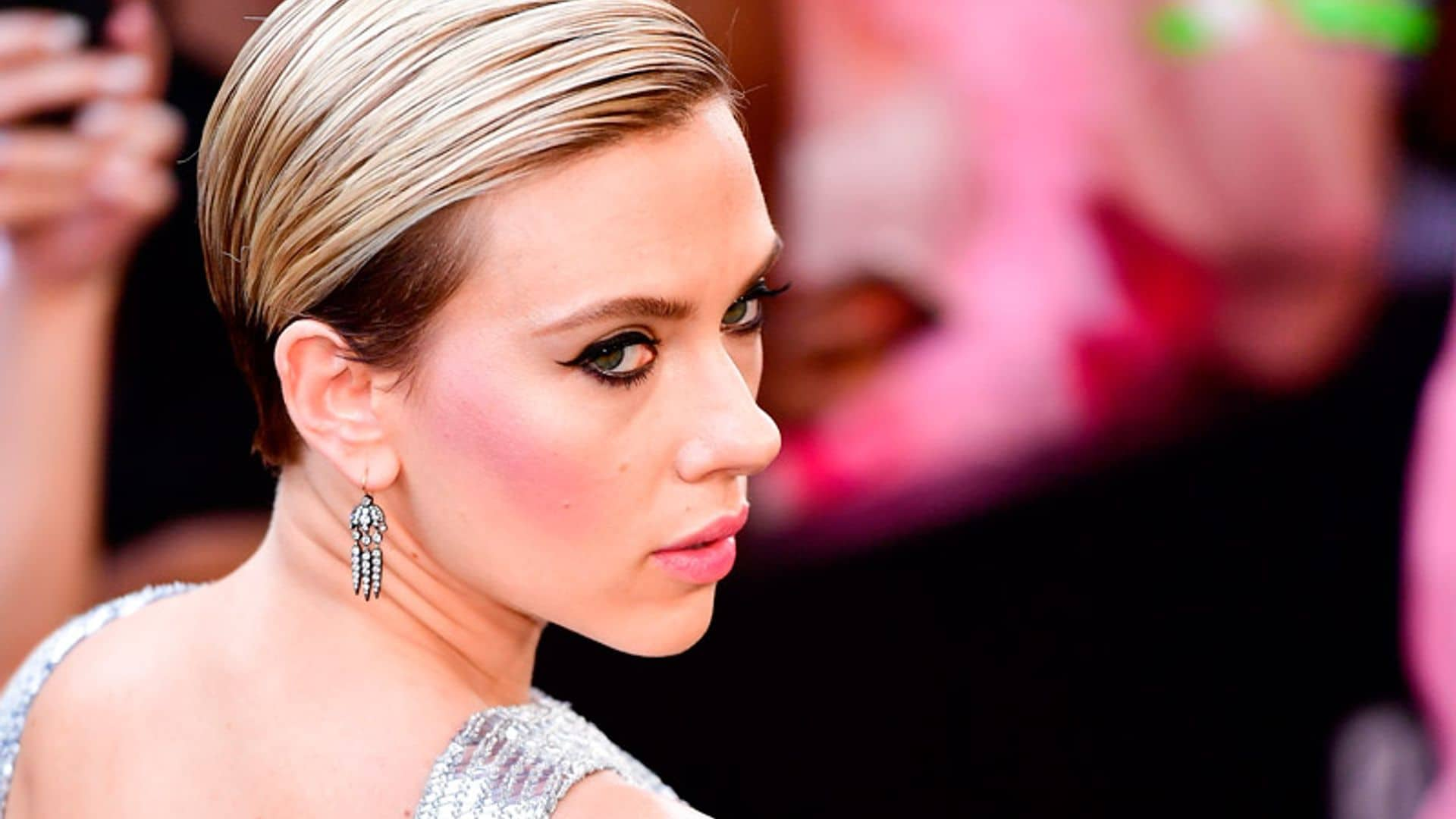 ¿Pelo corto? Scarlett Johansson tiene los 10 peinados de fiesta que estás buscando