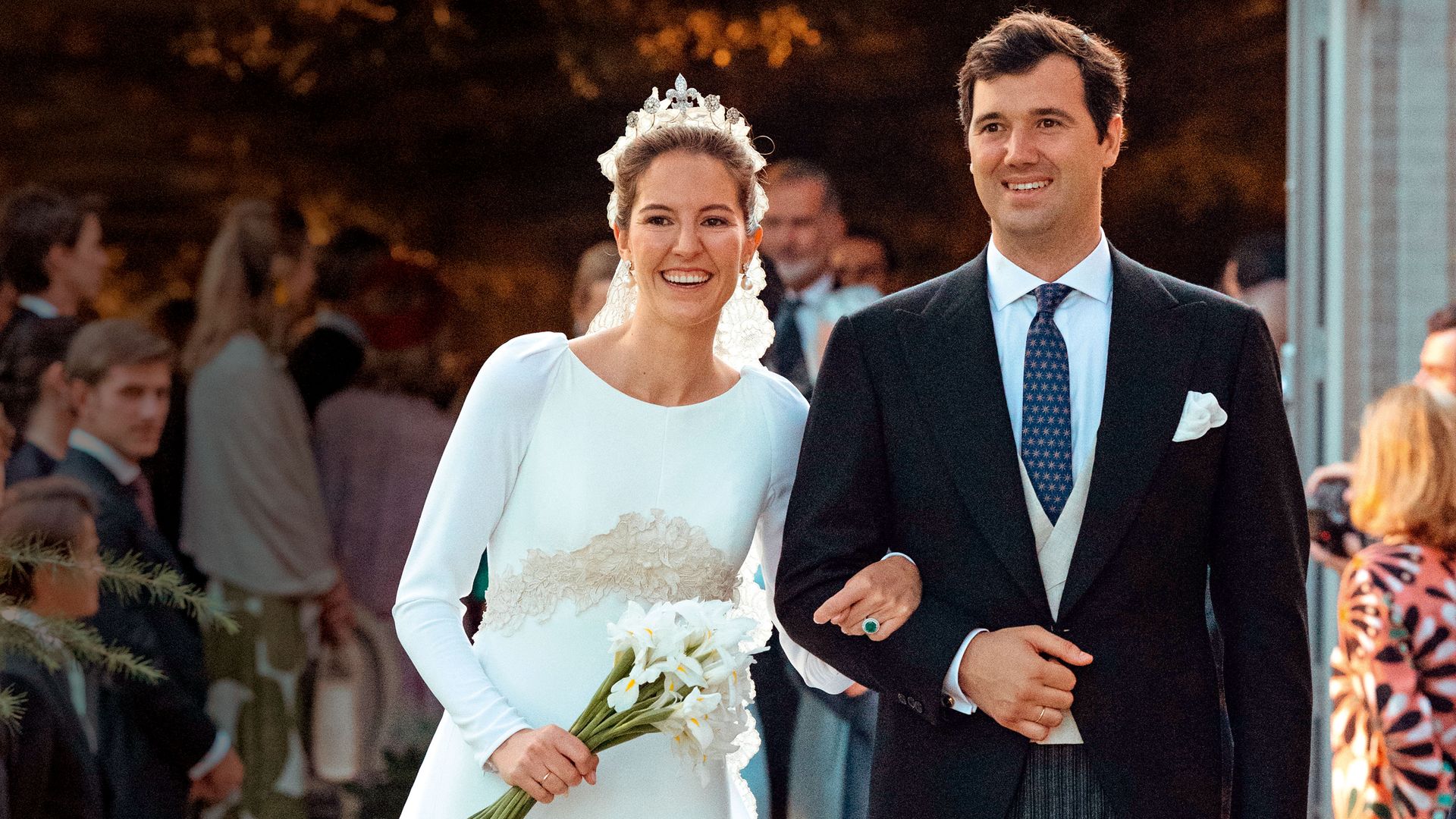 Abrimos el joyero real de la boda de Victoria López-Quesada: del origen de la flor de lis de la tiara al broche de brillantes de su madre