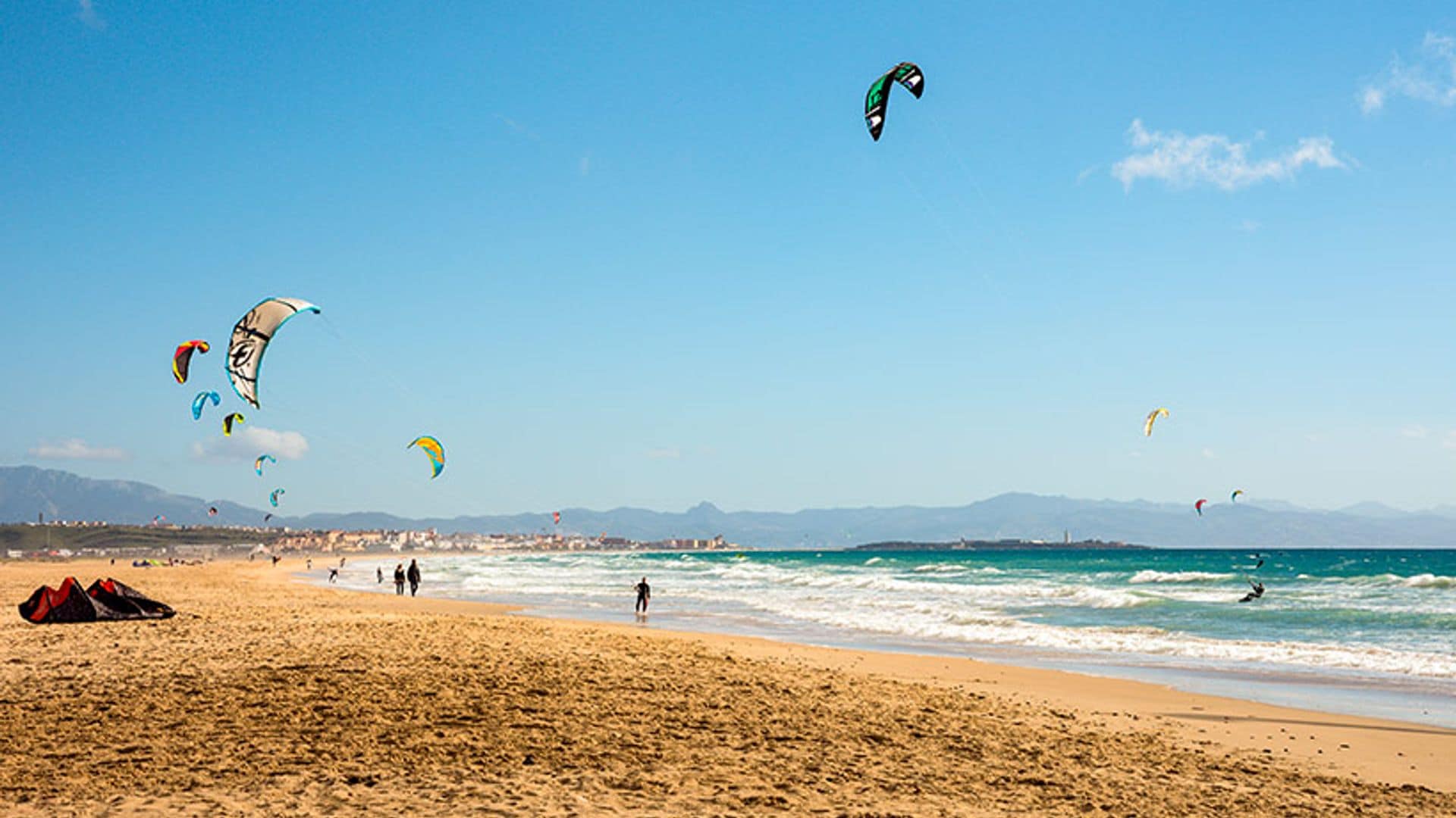 Playa de Los Lances, viento, adrenalina y plató de Masterchef