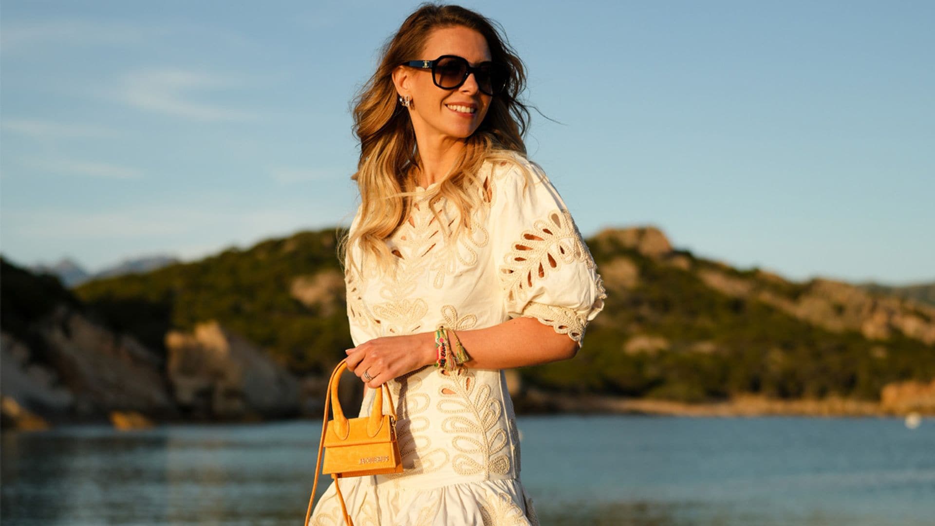 Un vestido blanco, sandalias planas y otras compras de rebajas que siempre son buena idea