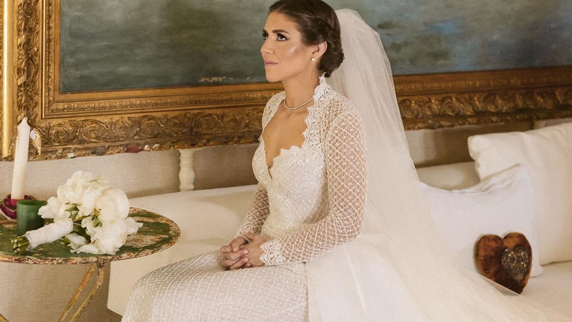 De corte sirena y con escote corazón: el vestido de novia de Carmen Ballesteros, al detalle