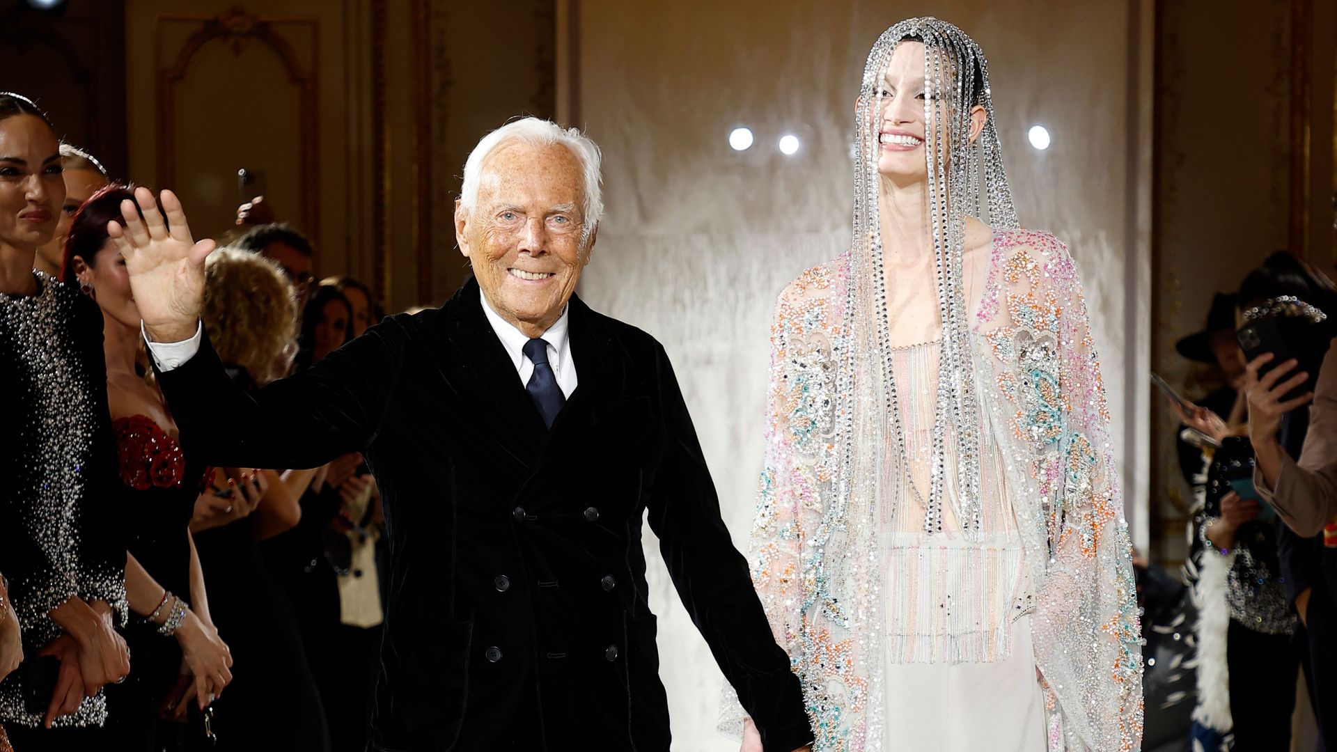 Giorgio Armani celebra 20 años en la Alta Costura con una luminosa oda a la sofisticación