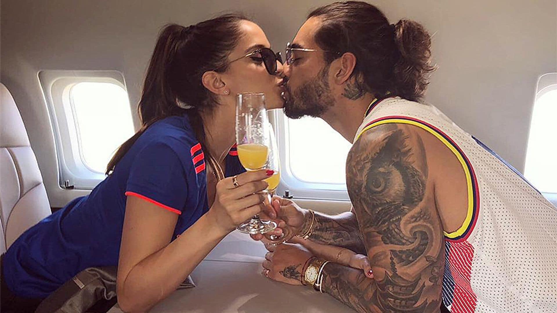 ¡Con acento español! Maluma y Natalia Barulich celebran su primer año de amor