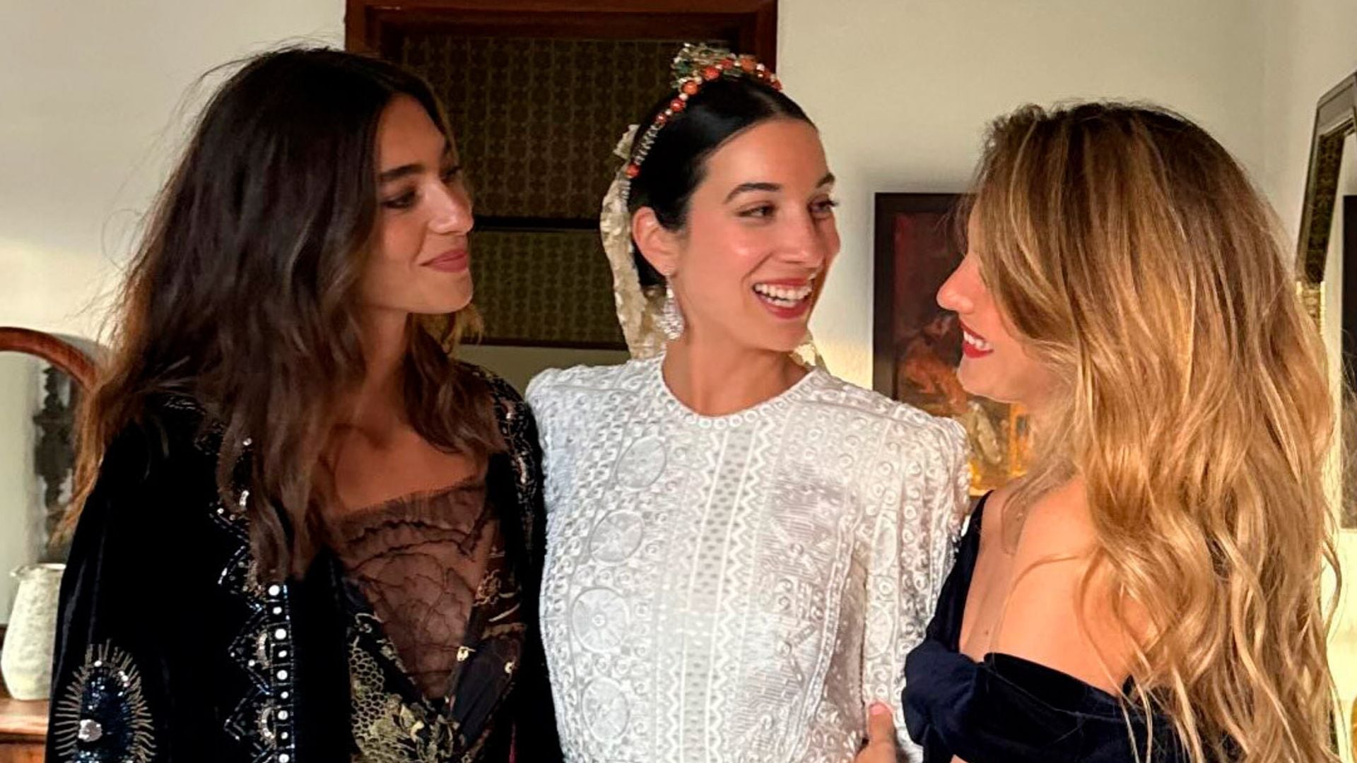 Rocío Crusset, la invitada de otoño más elegante con kimono de terciopelo