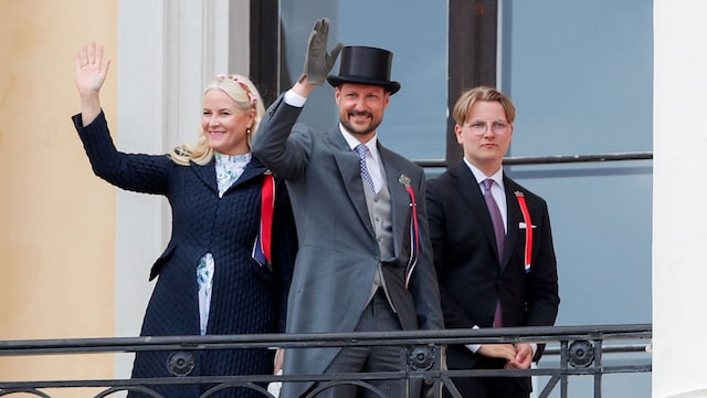 Los príncipes Haakon y Mette-Marit de Noruega con su hijo Sverre Magnus en el día de la constitución, en Oslo mayo de 2023