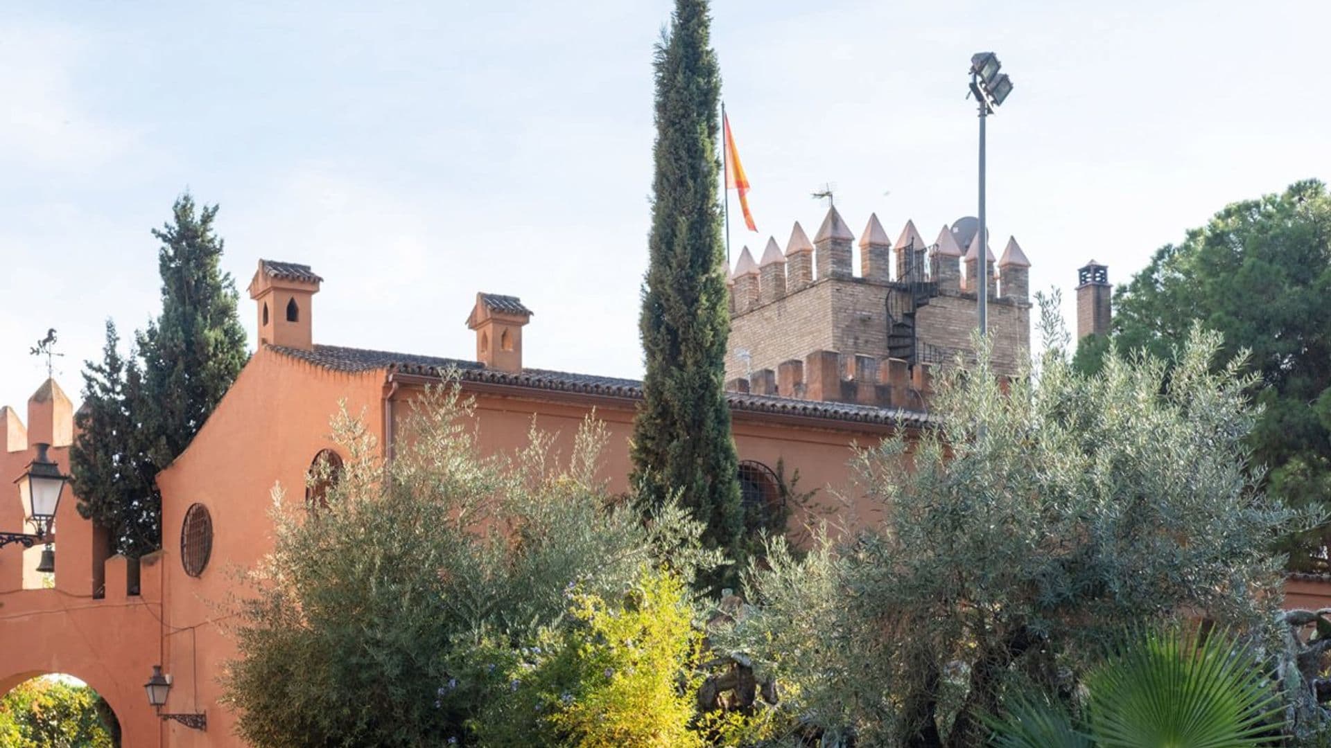 Los Duques de Maqueda nos reciben en su cortijo palacio sevillano, un edificio lleno de historia y obras de arte