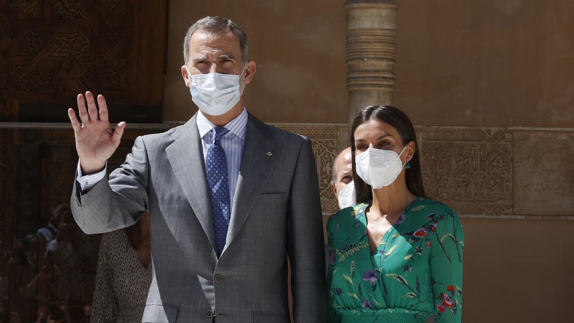 Don Felipe y doña Letizia completan su agenda llena de arte con un toque de fantasía oriental en Granada