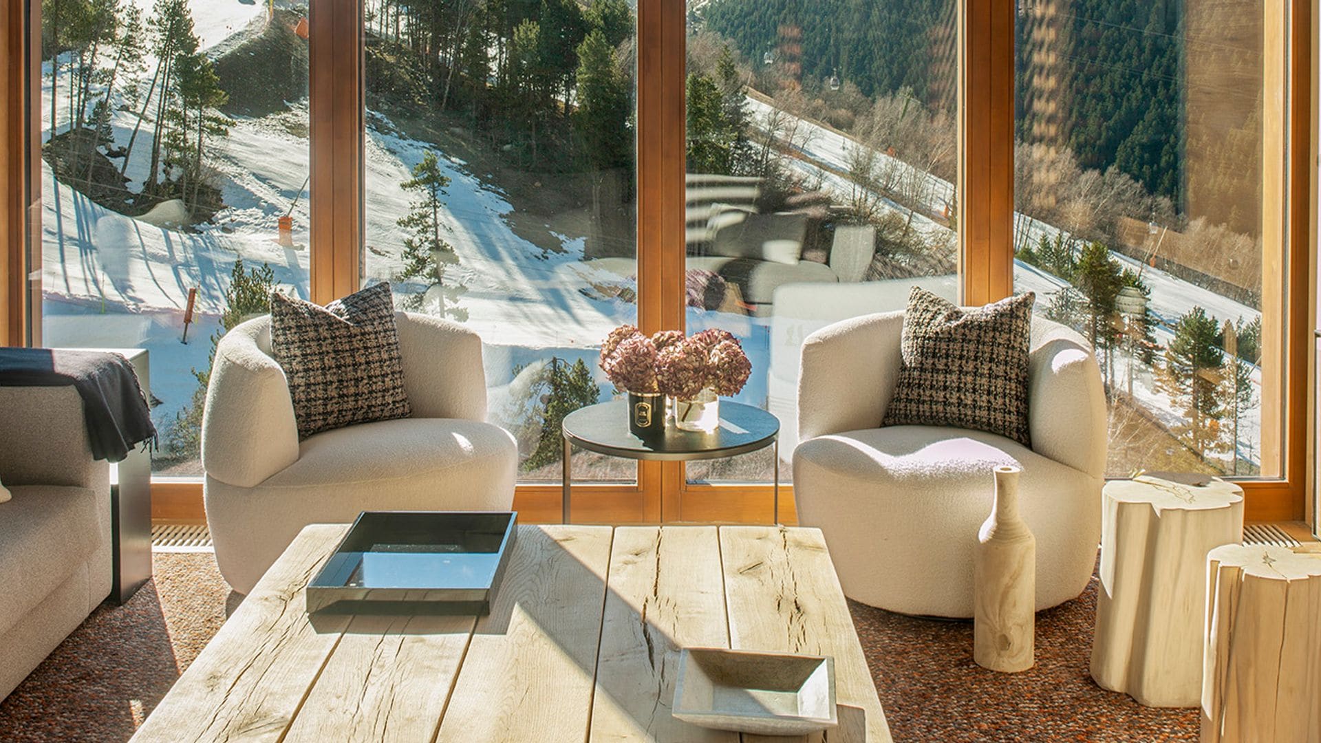 ¡Bienvenidos a Baqueira! Una casa de lujo a pie de pistas con espectaculares vistas al Valle de Arán