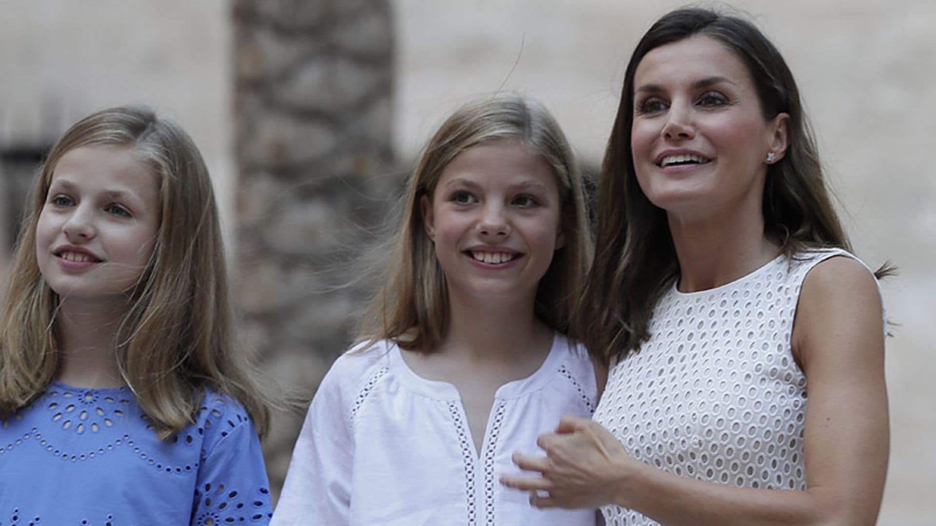 Doña Letizia rompe la tradición con su vestuario en el posado familiar en Palma de Mallorca