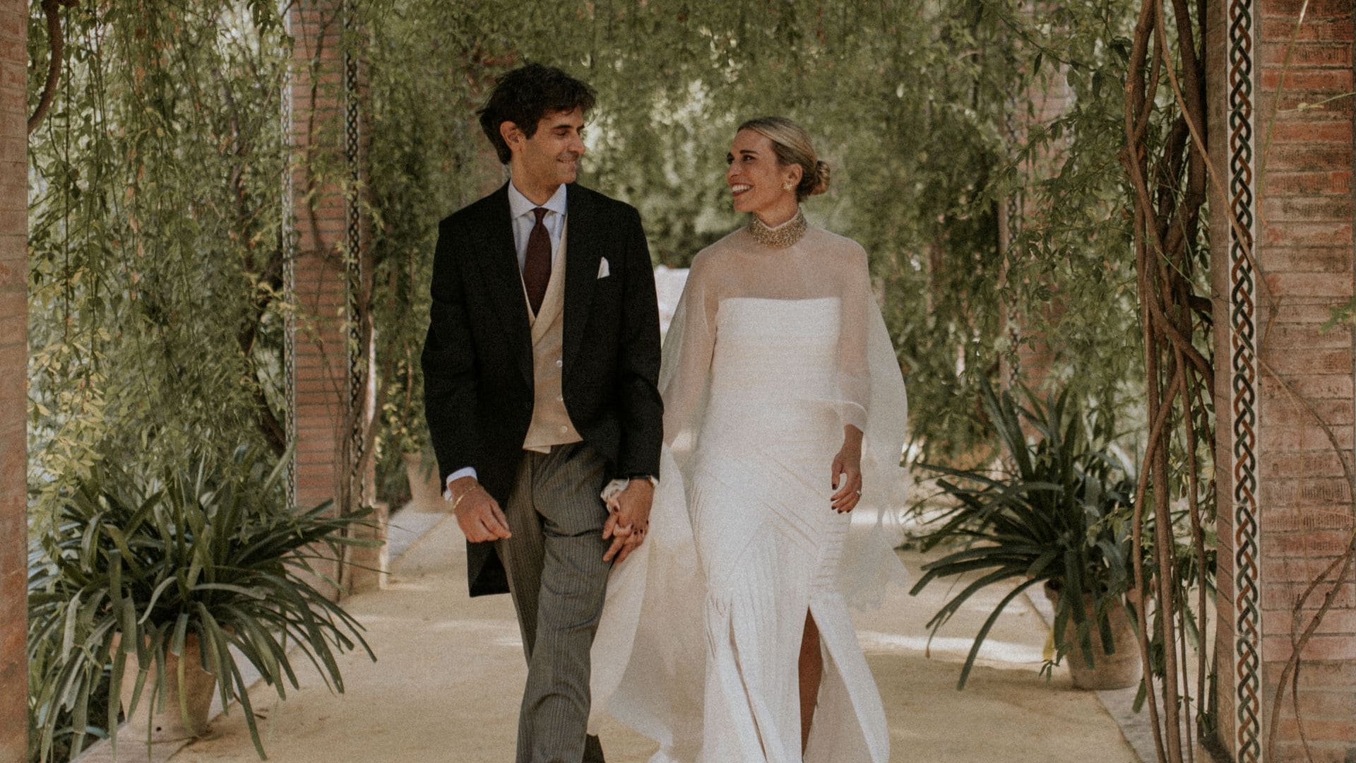 La boda de Sara en Sevilla: vestido palabra de honor, capa y 'choker' bordado