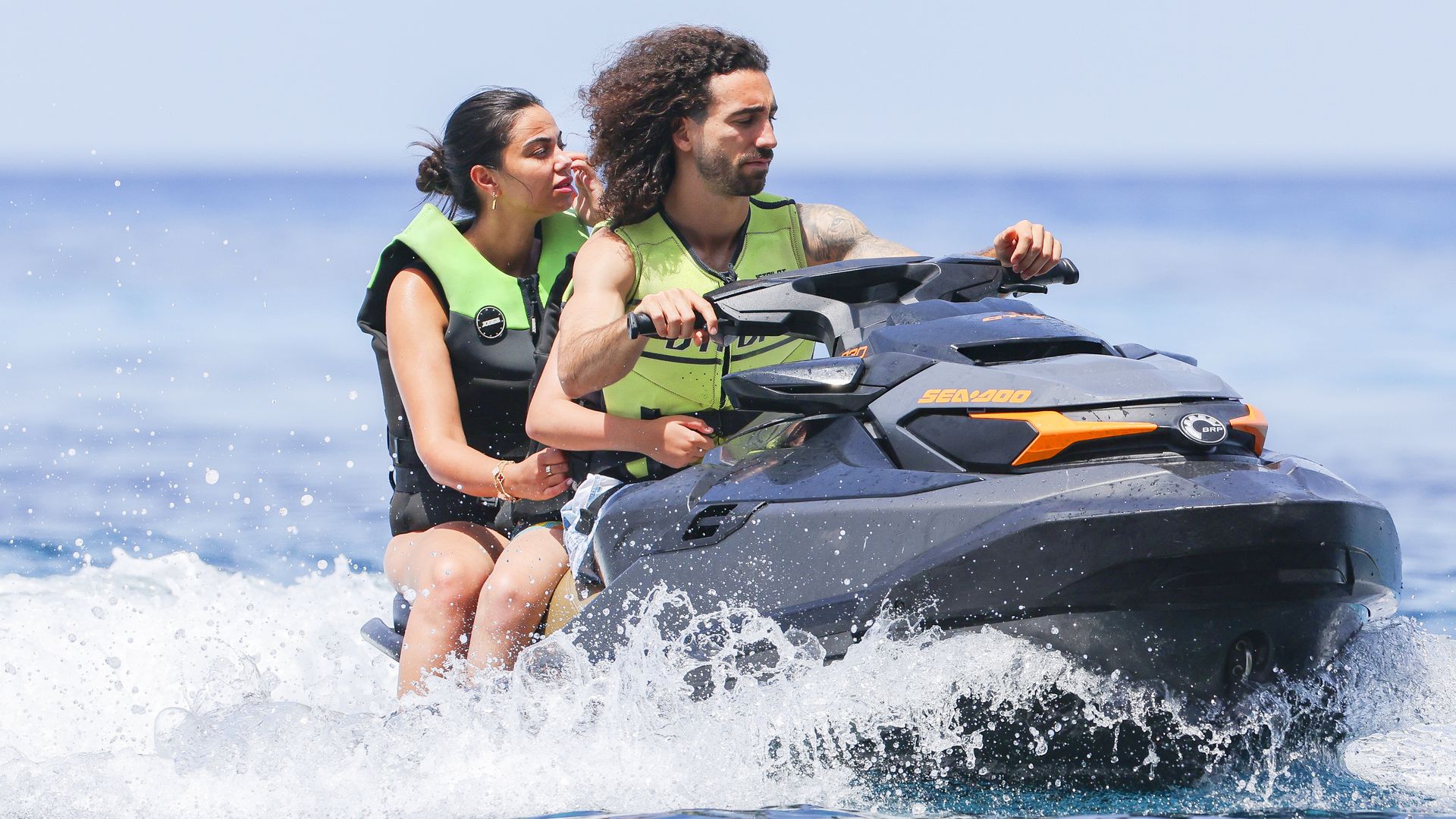 Marc Cucurella y su novia, Claudia Rodrí­guez, de vacaciones en Ibiza el 17 de julio de 2024