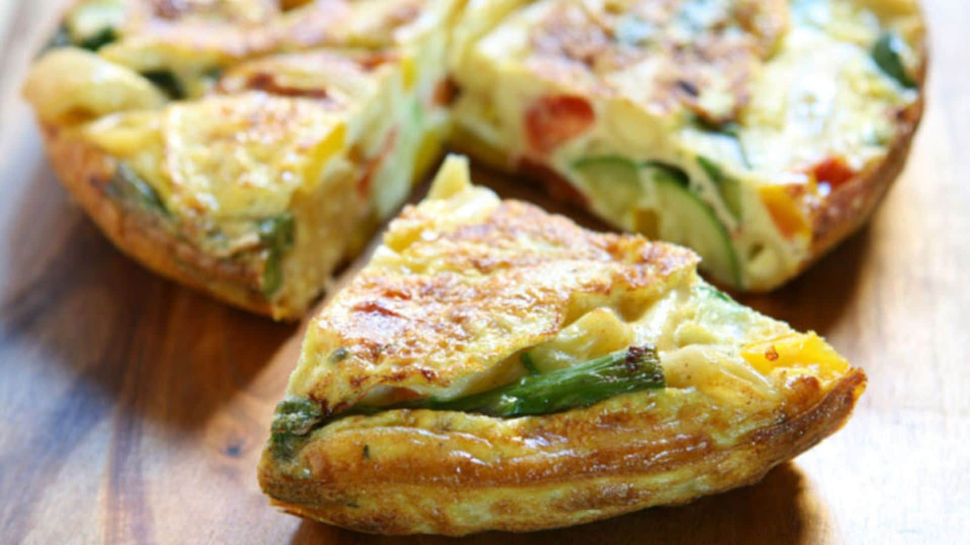 Tortilla de patatas, espárragos y pimientos