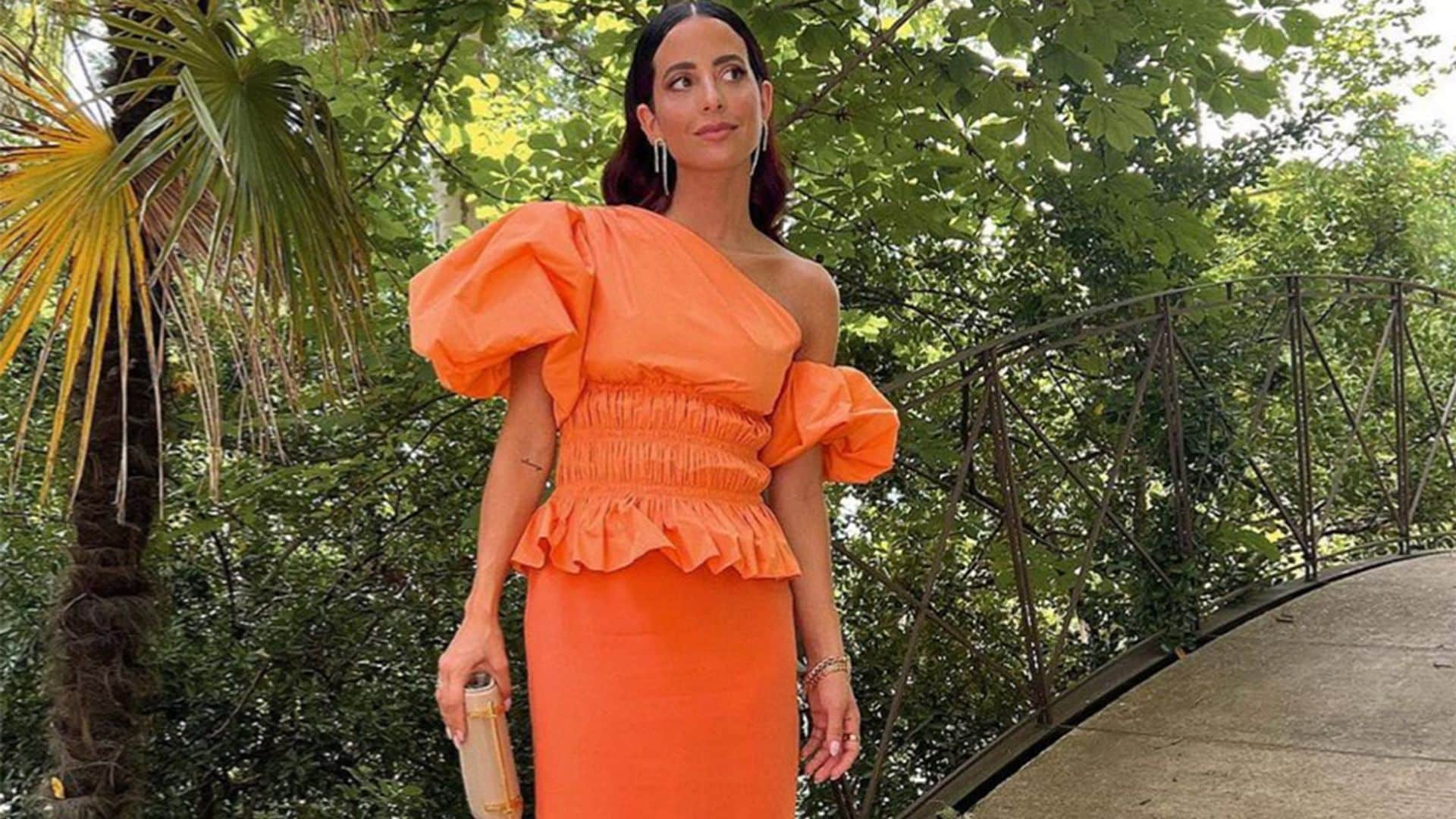 Viste de naranja y serás la invitada perfecta en bodas y fiestas de verano