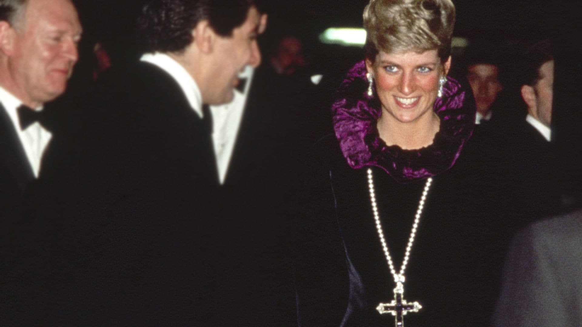 La historia de la cruz de amatistas que la princesa Diana usó en la década de los ochenta