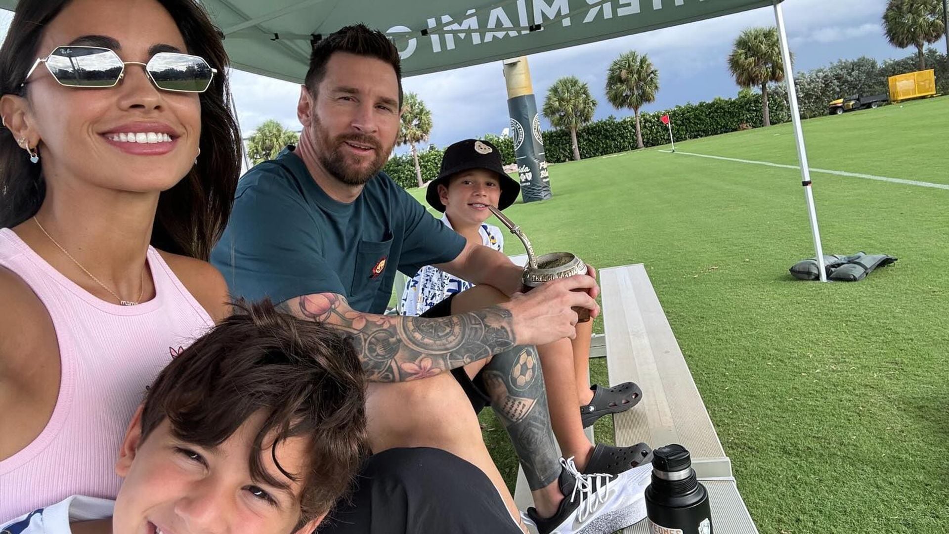 Leo Messi y Antonela Roccuzzo se convierten en los mejores porristas para su hijo Thiago